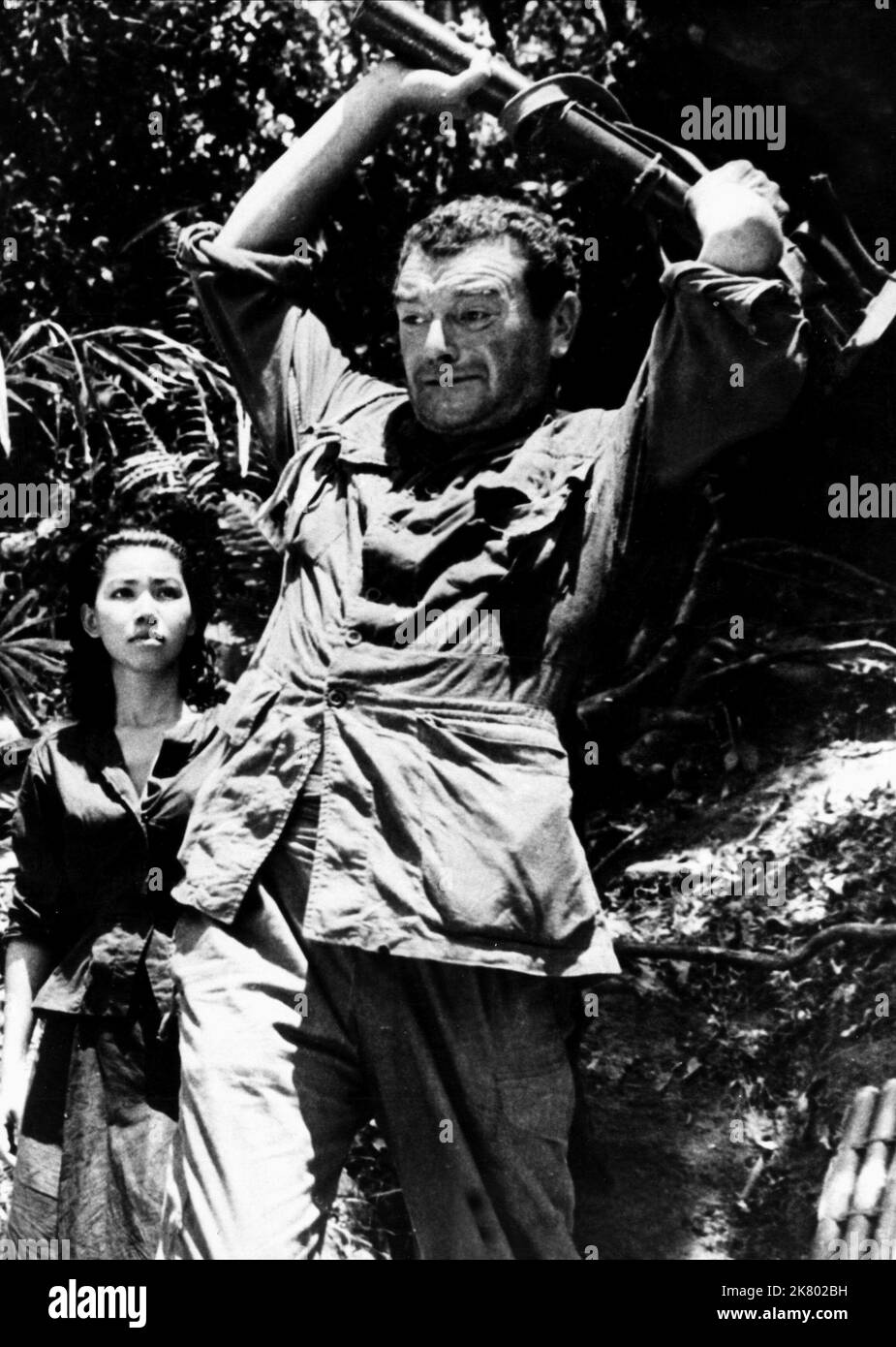 Jack Hawkins film le pont sur la rivière Kwai (1959) personnages : Maj. Warden réalisateur : David Lean 02 octobre 1957 **AVERTISSEMENT** cette photographie est à usage éditorial seulement et est la propriété de COLUMBIA et/ou du photographe désigné par la société de production et ne peut être reproduite que par des publications en liaison avec la promotion du film ci-dessus. Un crédit obligatoire à COLUMBIA est requis. Le photographe doit également être crédité lorsqu'il est connu. Aucune utilisation commerciale ne peut être accordée sans autorisation écrite de The film Company. Banque D'Images