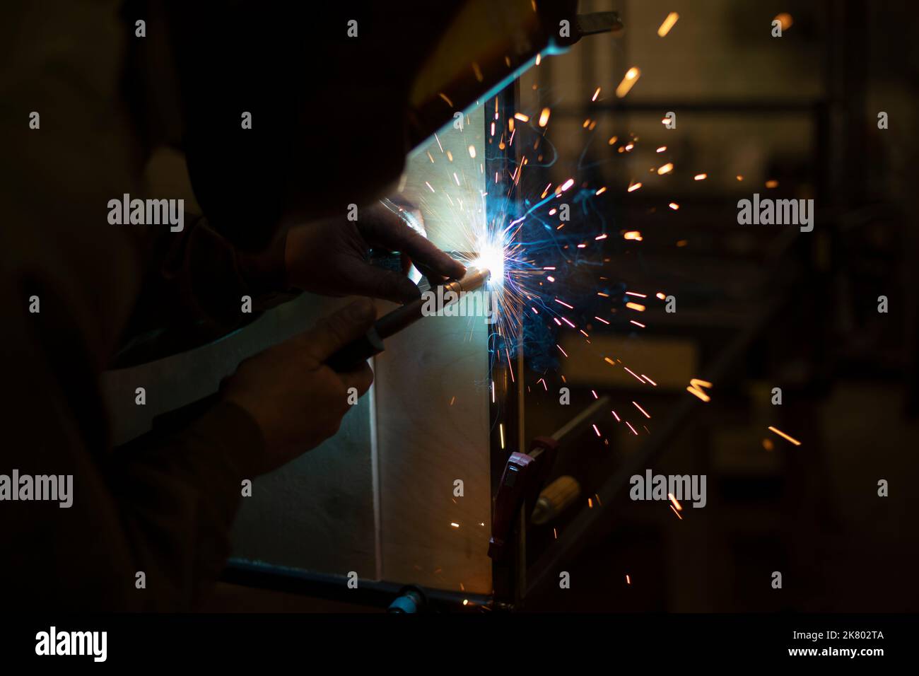Soudage de l'acier dans le garage. Détails de production. Création d'un cordon de soudure. Travailler dans un atelier de métal. Banque D'Images