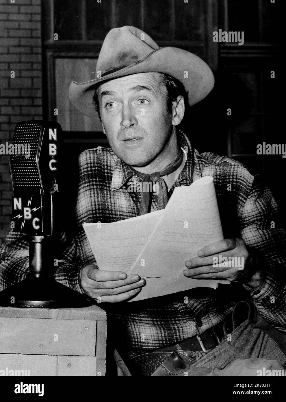 James Stewart film: Le six Shooter, Radio Show (1954) 25 septembre 1954 **AVERTISSEMENT** cette photographie est destinée à un usage éditorial exclusif et est protégée par les droits d'auteur de la Société du film et/ou du photographe désigné par la Société du film ou de la production et ne peut être reproduite que par des publications dans le cadre de la promotion du film ci-dessus. Un crédit obligatoire pour la société de film est requis. Le photographe doit également être crédité lorsqu'il est connu. Aucune utilisation commerciale ne peut être accordée sans l'autorisation écrite de la Société du film. Banque D'Images