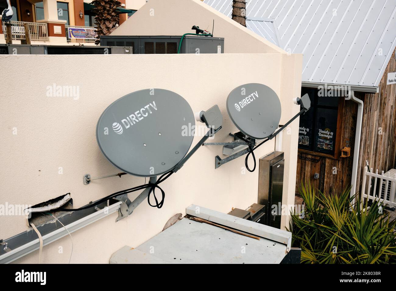 Deux antennes de télévision par satellite (TV) pour Direct TV placées sur le côté d'un bâtiment à Harborwalk Village et Marina à destin Florida, USA. Banque D'Images