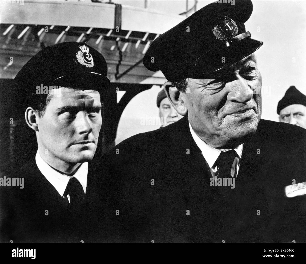 Robert Shaw & Victor Mclaglen film Sea Fury (1959) personnages : Gorman & Captain Bellew réalisateur : CY Endfield 26 août 1958 **AVERTISSEMENT** cette photographie est destinée à un usage éditorial uniquement et est protégée par les droits d'auteur de RANK ORGANISATION et/ou du photographe désigné par le film ou la société de production et ne peut être reproduite que par des publications en liaison avec la promotion du film ci-dessus. Un crédit obligatoire pour CLASSER L'ORGANISATION est requis. Le photographe doit également être crédité lorsqu'il est connu. Aucune utilisation commerciale ne peut être accordée sans autorisation écrite de The film Company. Banque D'Images