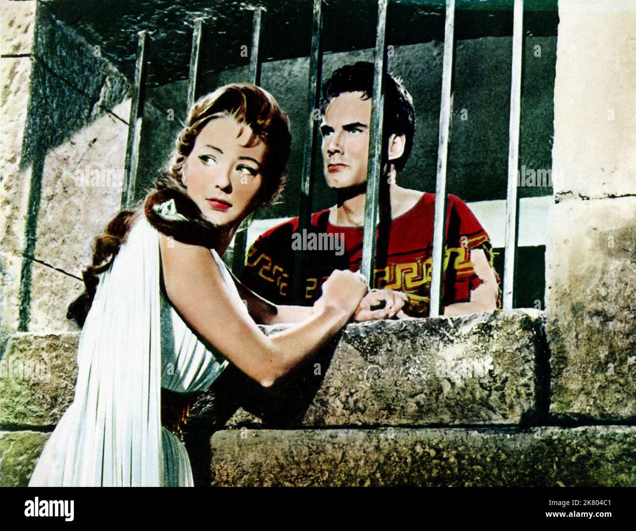 Christine Kaufmann & Steve Reeves film: The Last Days of Pompéi (Gli ultimi giorni di Pompei) personnages: Ione (AS Cristina Kaufmann) & glaucus IT/E/de 1959, Directeur: Mario Bonnard 12 novembre 1959 **AVERTISSEMENT** cette photographie est destinée à un usage éditorial exclusif et est protégée par les droits d'auteur de l'ASSOCIÉ CINE-PRODUZIONI et/ou du photographe assigné par la Société de film ou de production et ne peut être reproduite que par des publications dans le cadre de la promotion du film ci-dessus. Un crédit obligatoire pour L'ASSOCIÉ CINE-PRODUZIONI est requis. Le photographe doit également être crédité lorsqu'il est connu. Pas de publicité nous Banque D'Images