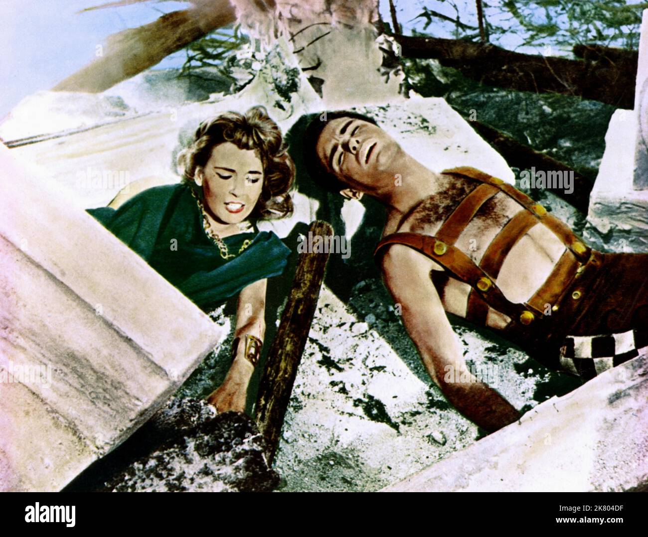 Christine Kaufmann & Steve Reeves film: The Last Days of Pompéi (Gli ultimi giorni di Pompei) personnages: Ione (AS Cristina Kaufmann) & glaucus IT/E/de 1959, Directeur: Mario Bonnard 12 novembre 1959 **AVERTISSEMENT** cette photographie est destinée à un usage éditorial exclusif et est protégée par les droits d'auteur de l'ASSOCIÉ CINE-PRODUZIONI et/ou du photographe assigné par la Société de film ou de production et ne peut être reproduite que par des publications dans le cadre de la promotion du film ci-dessus. Un crédit obligatoire pour L'ASSOCIÉ CINE-PRODUZIONI est requis. Le photographe doit également être crédité lorsqu'il est connu. Pas de publicité nous Banque D'Images