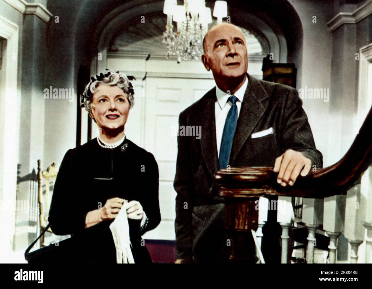 Janet Gaynor & Dean Jagger film: Bernardine (1957) personnages: Mme Ruth Wilson & J. Fullerton Weldy Directeur: Henry Levin 24 juillet 1957 **AVERTISSEMENT** cette photographie est à usage éditorial exclusif et est le droit d'auteur de 20th CENTURY FOX et/ou le photographe assigné par la Société de film ou de production et ne peut être reproduite que par des publications dans le cadre de la promotion du film ci-dessus. Un crédit obligatoire à 20th CENTURY FOX est requis. Le photographe doit également être crédité lorsqu'il est connu. Aucune utilisation commerciale ne peut être accordée sans l'autorisation écrite de la Société du film. Banque D'Images