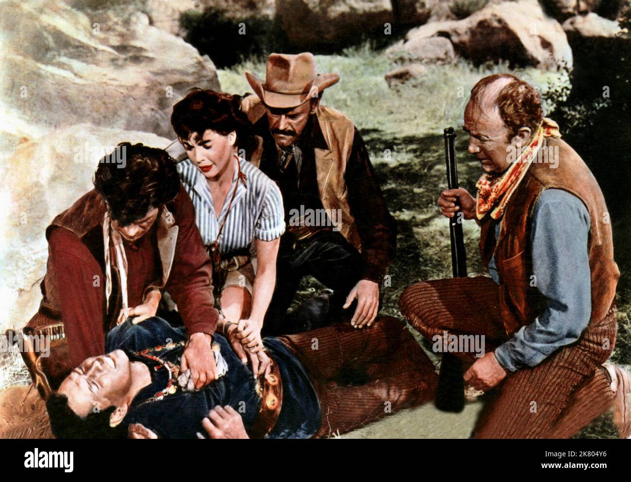 Jay Silvertalons, Colleen Miller, John Mclntyre & Walter Brennan film: Four Guns to the Border (1951) personnages: Yaqui,Lolly Bhumer, et Simon Bhumer Directeur: Richard Carlson 05 novembre 1954 **AVERTISSEMENT** cette photographie est destinée à un usage éditorial exclusif et est le droit d'auteur d'UNIVERSAL et/ou du photographe assigné par la Société de film ou de production et ne peut être reproduite que par des publications en conjonction avec la promotion du film ci-dessus. Un crédit obligatoire pour UNIVERSEL est requis. Le photographe doit également être crédité lorsqu'il est connu. Aucune utilisation commerciale ne peut être accordée sans autorisation écrite Banque D'Images