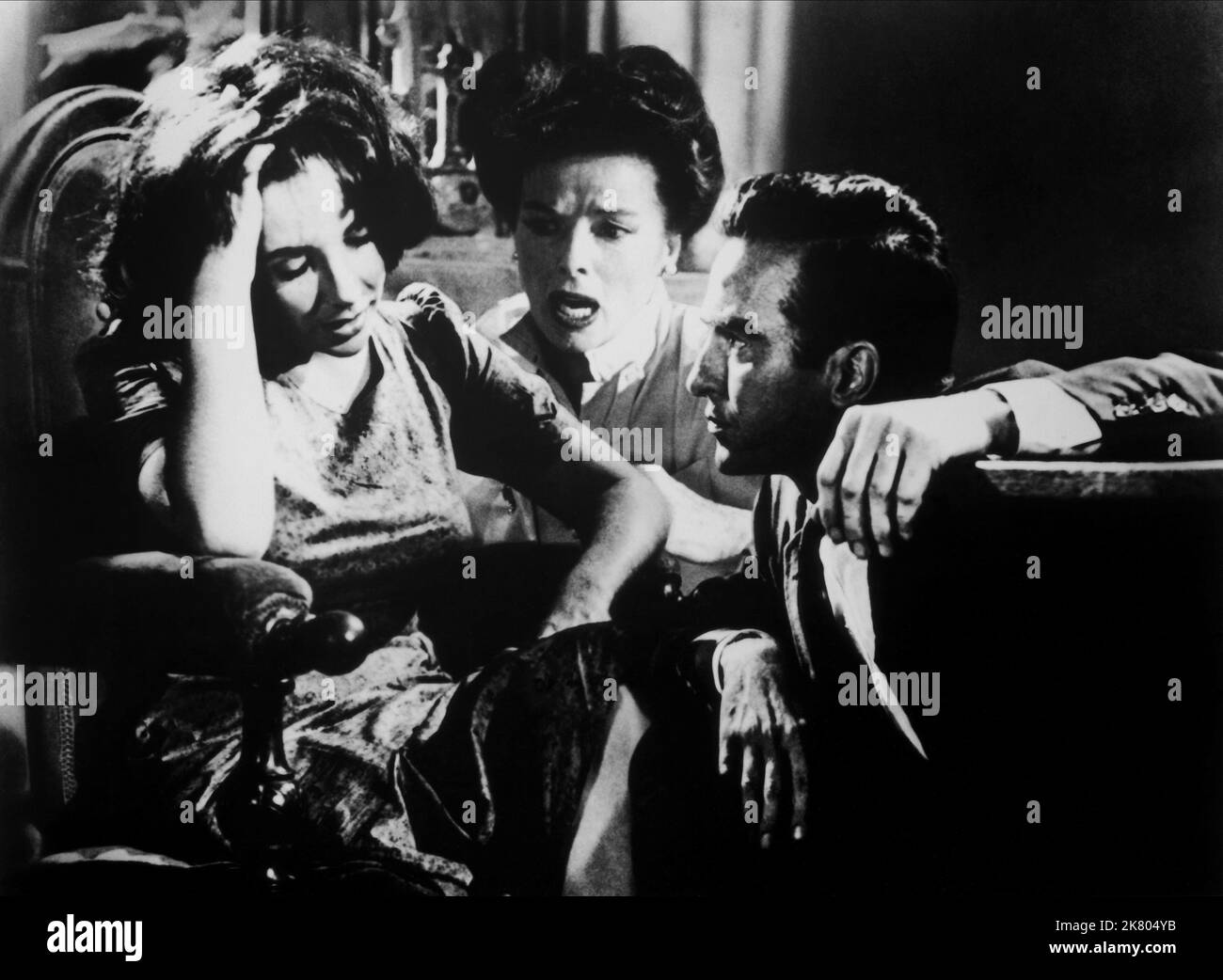 Elizabeth Taylor, Katharine Hepburn & Montgomery Clift film: Soudain, l'été dernier (USA 1959) personnages: Catherine Holly,Mme Violet Venable et Dr. Cukrowicz Directeur : Joseph L. Mankiewicz 22 décembre 1959 **AVERTISSEMENT** cette photographie est destinée à un usage éditorial exclusif et est protégée par les droits d'auteur de COLUMBIA et/ou du photographe attribué par la Société de film ou de production et ne peut être reproduite que par des publications en conjonction avec la promotion du film ci-dessus. Un crédit obligatoire pour LA COLOMBIE est requis. Le photographe doit également être crédité lorsqu'il est connu. Aucune utilisation commerciale ne peut être accordée sans wri Banque D'Images