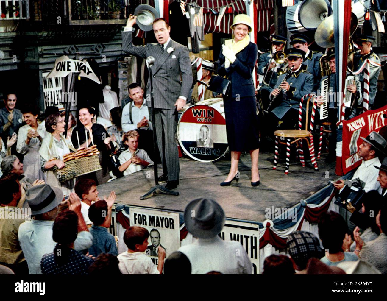 Bob Hope & Alexis Smith film: Beau James (1957) personnages: Maire James J. 'Jimmy' Walker & Allie Walker Directeur: Melville Shavelson 07 juin 1957 **AVERTISSEMENT** cette photographie est destinée à un usage éditorial exclusif et est protégée par les droits d'auteur des IMAGES DE PARAMOUNT et/ou du photographe attribué par la Société de film ou de production et ne peut être reproduite que par des publications en conjonction avec la promotion du film ci-dessus. Un crédit obligatoire pour LES PHOTOS PARAMOUNT est requis. Le photographe doit également être crédité lorsqu'il est connu. Aucune utilisation commerciale ne peut être accordée sans l'autorisation écrite de la Société du film. Banque D'Images