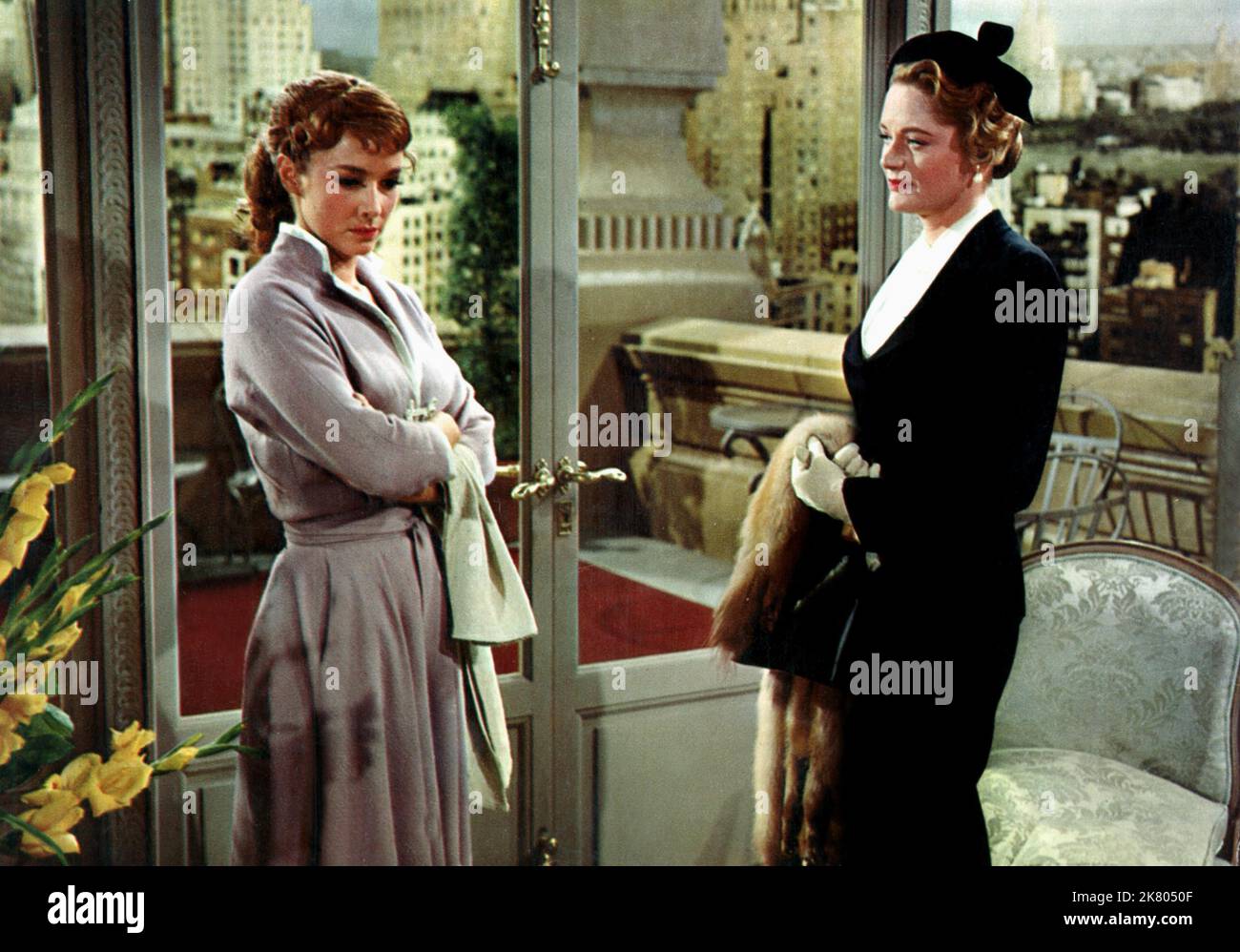 Vera Miles & Alexis Smith film beau James (1954) personnages : Betty Compton & allie Walker réalisateur : Melville Shavelson 07 juin 1957 **AVERTISSEMENT** cette photographie est réservée à un usage éditorial et est la propriété intellectuelle de PARAMOUNT PICTURES et/ou du photographe assigné par The film or production Company et ne peut être reproduite que par des publications en liaison avec la promotion du film ci-dessus. Un crédit obligatoire pour LES PHOTOS PARAMOUNT est requis. Le photographe doit également être crédité lorsqu'il est connu. Aucune utilisation commerciale ne peut être accordée sans autorisation écrite de The film Company. Banque D'Images
