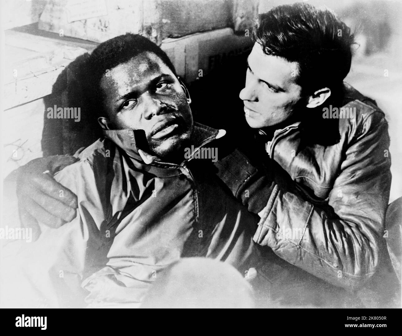 Sidney Poitier & John Cassavetes film: Edge of the City (1957) personnages: Tommy Tyler & Axel Nordmann Directeur: Martin Ritt 29 janvier 1957 **AVERTISSEMENT** cette photographie est destinée à un usage éditorial exclusif et est le copyright de MGM et/ou du photographe assigné par la Société de film ou de production et ne peut être reproduite que par des publications dans le cadre de la promotion du film ci-dessus. Un crédit obligatoire pour MGM est requis. Le photographe doit également être crédité lorsqu'il est connu. Aucune utilisation commerciale ne peut être accordée sans l'autorisation écrite de la Société du film. Banque D'Images