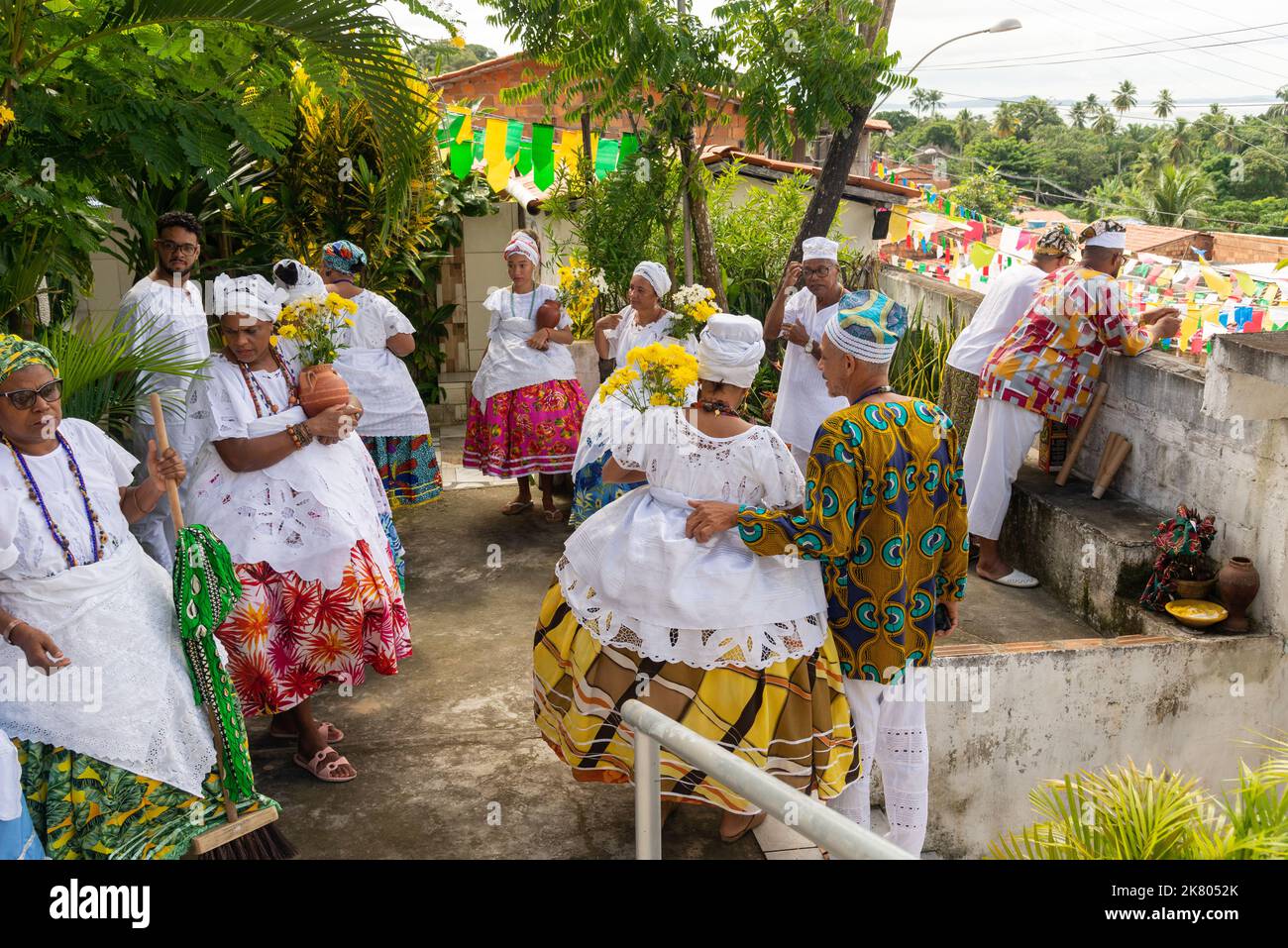 Les membres de Candomblé se sont réunis en vêtements traditionnels au festival religieux dans le district de BOM Jesus dos Pobre, Banque D'Images