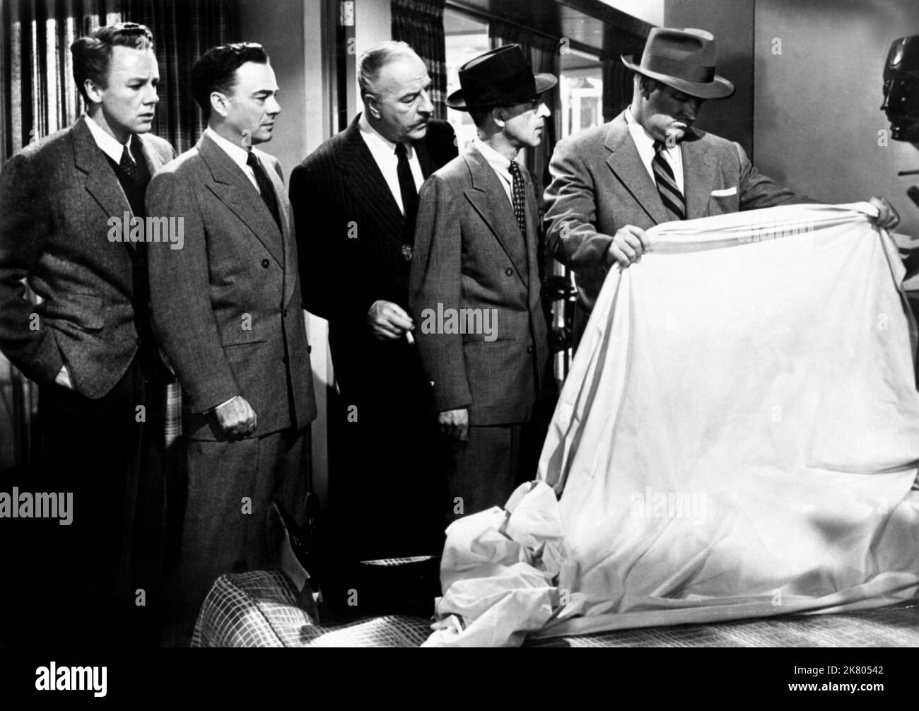 Van Johnson, Louis Calhern, Charles Lane et Barry Kelley film : reste à voir (USA 1953) personnages : Waldo Williams, Benjamin Goodman, Delapp (examinateur) et Lt. O'Flair Director : Don Weis 15 mai 1953 **AVERTISSEMENT** cette photographie est destinée à un usage éditorial exclusif et est le droit d'auteur de MGM et/ou du photographe assigné par la Société de film ou de production et ne peut être reproduite que par des publications en conjonction avec la promotion du film ci-dessus. Un crédit obligatoire pour MGM est requis. Le photographe doit également être crédité lorsqu'il est connu. Aucune utilisation commerciale ne peut être accordée sans autorisation écrite fr Banque D'Images