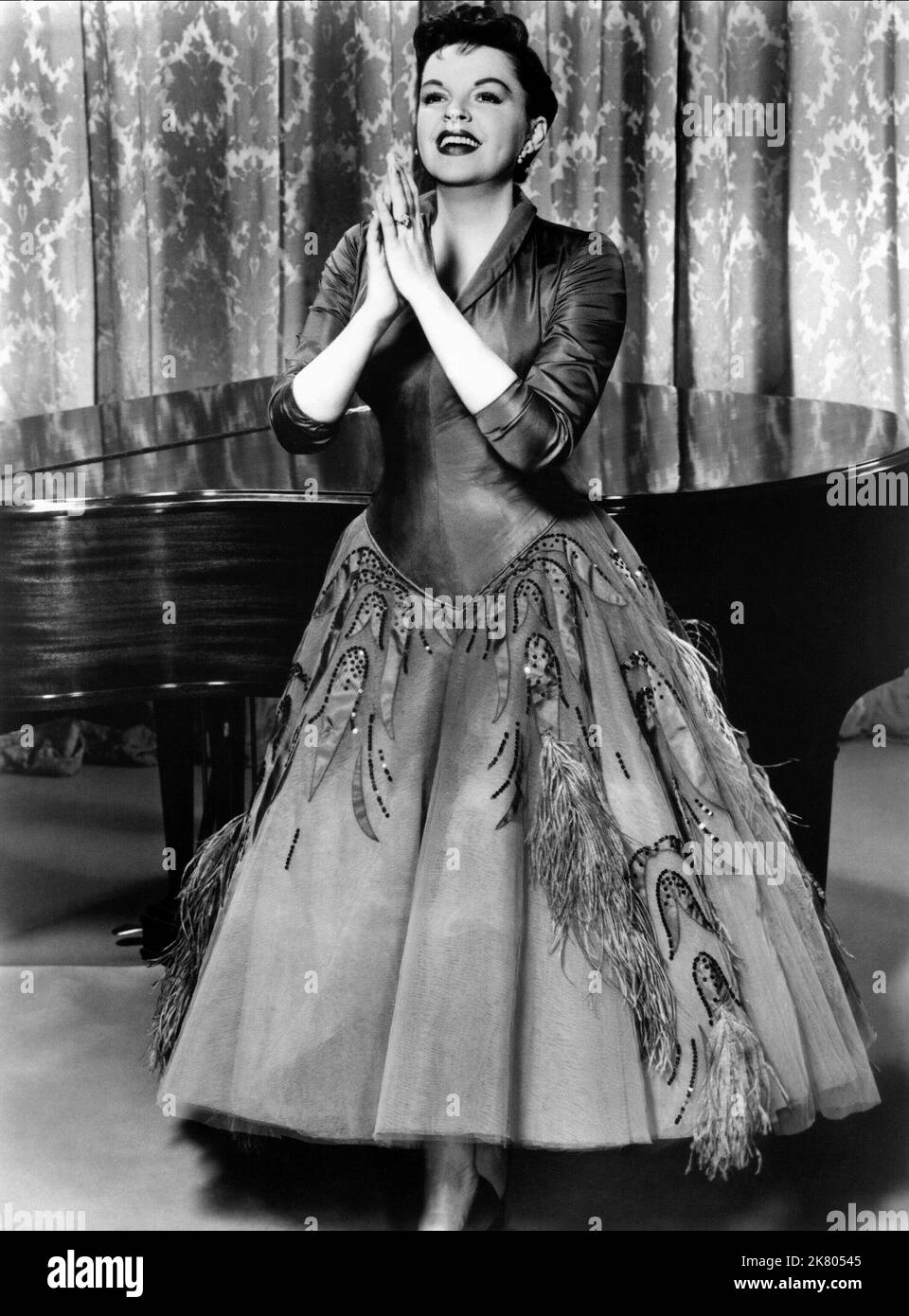 Judy Garland film A Star Is Born (USA 1954) personnages : Vicki Lester réalisateur : George Cukor 29 septembre 1954 **AVERTISSEMENT** cette photographie est pour usage éditorial seulement et est la propriété de WARNER BROS. Et/ou le photographe désigné par le film ou la société de production et ne peuvent être reproduits que par des publications en liaison avec la promotion du film ci-dessus. Un crédit obligatoire à WARNER BROS. est obligatoire. Le photographe doit également être crédité lorsqu'il est connu. Aucune utilisation commerciale ne peut être accordée sans autorisation écrite de The film Company. Banque D'Images