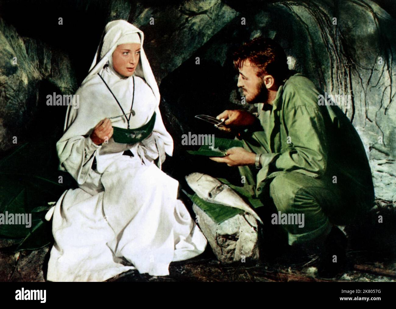 Deborah Kerr & Robert Mitchum film: Heaven Knows, M. Allison (1957) personnages: Soeur Angela & Cpl. Allison, USMC Directeur : John Huston 19 avril 1957 **AVERTISSEMENT** cette photographie est destinée à un usage éditorial exclusif et est protégée par le droit d'auteur DE 20th et/ou le photographe assigné par la Société de film ou de production et ne peut être reproduite que par des publications dans le cadre de la promotion du film ci-dessus. Un crédit obligatoire de 20th est requis. Le photographe doit également être crédité lorsqu'il est connu. Aucune utilisation commerciale ne peut être accordée sans l'autorisation écrite de la Société du film. Banque D'Images