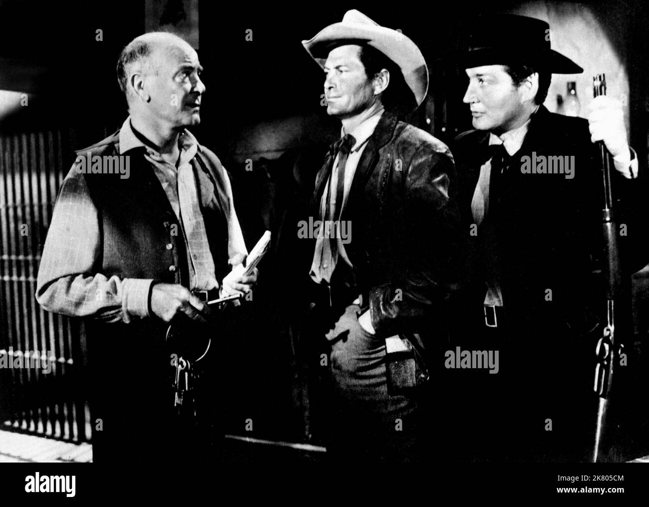 Dean Jagger, Barry Sullivan & Gene Barry film : quarante canons (1957) personnages : Sheriff Ned Logan, Griff Bonnell & Wes Bonnell Directeur : Samuel Fuller 01 avril 1957 **AVERTISSEMENT** cette photographie est à usage éditorial exclusif et est le copyright de GLOBE et/ou le photographe assigné par la Société de film ou de production et ne peut être reproduite que par des publications dans le cadre de la promotion du film ci-dessus. Un crédit obligatoire pour GLOBE est requis. Le photographe doit également être crédité lorsqu'il est connu. Aucune utilisation commerciale ne peut être accordée sans l'autorisation écrite de la Société du film. Banque D'Images