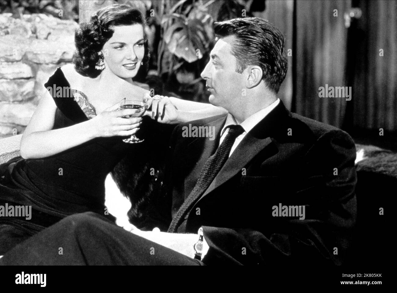 Jane Russell & Robert Mitchum film His Kind of Woman (USA 1951) personnages : Lenore Brent & Dan Milner réalisateur : John Farrow 29 août 1951 **AVERTISSEMENT** cette photographie est réservée à un usage éditorial et est la propriété de RKO et/ou du photographe désigné par The film or production Company et ne peut être reproduite que par des publications en liaison avec la promotion du film ci-dessus. Un crédit obligatoire à RKO est requis. Le photographe doit également être crédité lorsqu'il est connu. Aucune utilisation commerciale ne peut être accordée sans autorisation écrite de The film Company. Banque D'Images