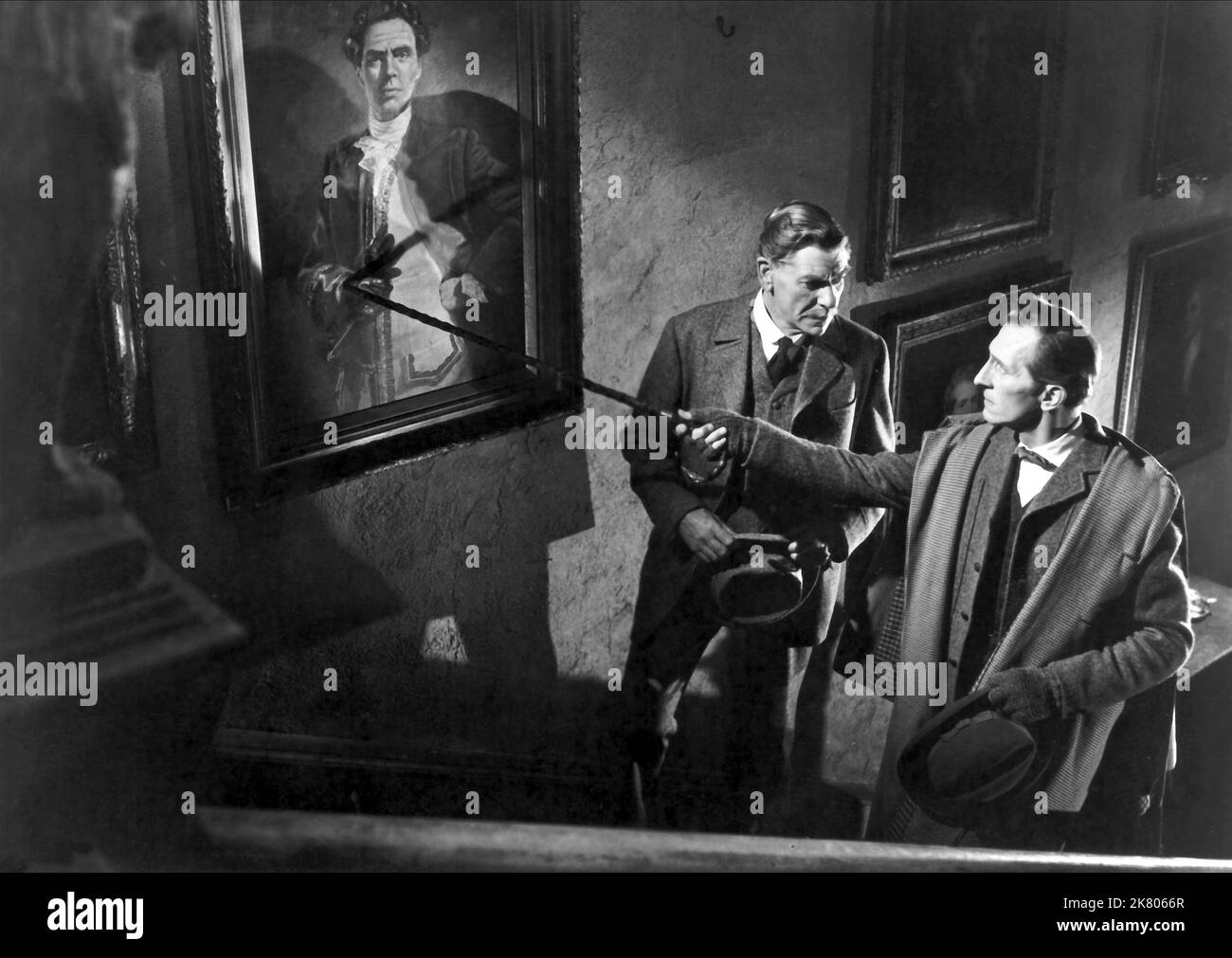 Andre Morell & Peter Cushing film: The Hound of the Baskervilles; Sherlock Holmes: The Hound of the Baskervilles (UK 1959) personnages: Docteur John Watson, Sherlock Holmes / Sherlock Holmes Verfilmung Directeur: Terence Fisher 04 mai 1959 **AVERTISSEMENT** cette photographie est à usage éditorial exclusif et est le droit d'auteur du FILM DE MARTEAU et/ou du photographe attribué par la Société de film ou de production et ne peut être reproduite que par des publications en conjonction avec la promotion du film ci-dessus. Un crédit obligatoire pour LE FILM DE MARTEAU est requis. Le photographe doit également être crédité lorsqu'il est connu. Pas de comm Banque D'Images