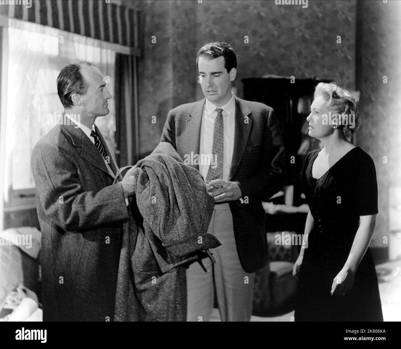 Ewen Solon, Carl Bernard & Ursula Howells film: Account Rendered (UK 1957) personnages: Inspecteur détective Marshall, Gilbert Morgan, Lucille Ainsworth Directeur: Peter Graham Scott 12 août 1957 **AVERTISSEMENT** cette photographie est destinée à un usage éditorial exclusif et est protégée par les droits d'auteur des PRINCIPALES IMAGES et/ou du photographe assigné par la Société de film ou de production et ne peut être reproduite que par des publications en conjonction avec la promotion du film ci-dessus. Un crédit obligatoire pour LES PHOTOS MAJEURES est requis. Le photographe doit également être crédité lorsqu'il est connu. Aucune utilisation commerciale ne peut être accordée sans wr Banque D'Images