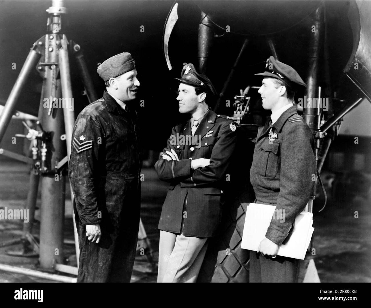 Campbell Singer, Walter Fitzgerald & Dirk Bogarde film: Nomination à Londres; Raiders in the Sky (Royaume-Uni 1953) personnages: Flight Sergent (Chef des équipages de conduite au sol), Dr. Mulvaney, Group Medical Officer, Wing-Commander Tim Mason Directeur: Philip Leacock 17 février 1953 **AVERTISSEMENT** cette photographie est destinée à un usage éditorial exclusif et est protégée par les droits d'auteur du FILM BRITISH LION et/ou du photographe attribué par la Société de film ou de production et ne peut être reproduite que par des publications dans le cadre de la promotion du film ci-dessus. Un crédit obligatoire pour LE FILM BRITISH LION est requis. Le photographe sho Banque D'Images