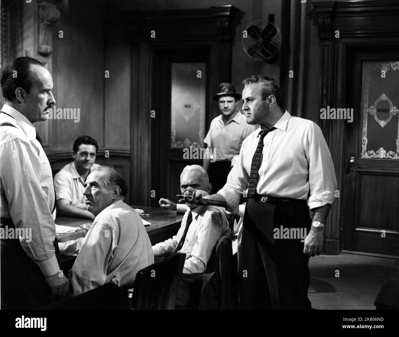 George Voskove, EdWars Binns, Ed Begley, Joseph Sweeney, Jack Warden & Lee J. Cobb film: 12 Angry Men; Twelve Angry Men (USA 1957) personnages: Juré #3 Directeur: Sidney Lumet 10 avril 1957 **AVERTISSEMENT** cette photographie est à usage éditorial exclusif et est le droit d'auteur des ARTISTES UNIS et/ou du photographe assigné par la Société de film ou de production et ne peut être reproduite que par des publications dans le cadre de la promotion du film ci-dessus. Un crédit obligatoire pour LES ARTISTES UNIS est requis. Le photographe doit également être crédité lorsqu'il est connu. Aucune utilisation commerciale ne peut être accordée sans écrit Banque D'Images