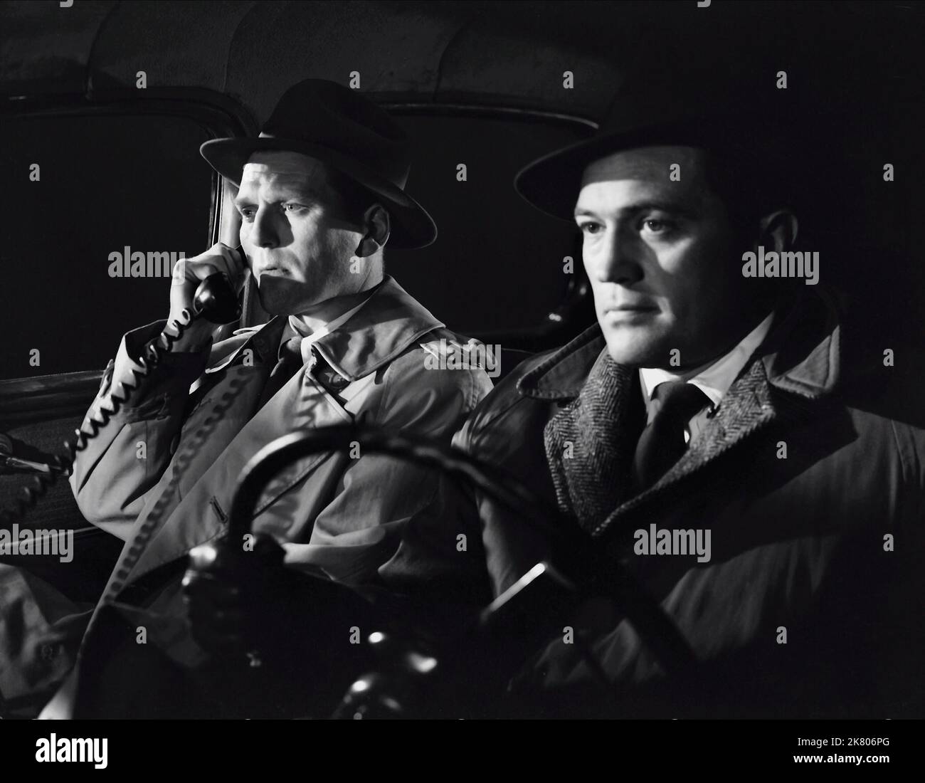 Charles McGraw & Don Haggerty film: Vol de voiture blindé; vol de voiture blindé (1950) personnages: Le Lt. Jim Cordell, détective Cuyler - Driving final Pursuit car Director: Richard Fleischer 08 juin 1950 **AVERTISSEMENT** cette photographie est destinée à un usage éditorial exclusif et est protégée par les droits d'auteur de RKO RADIO PICTURES et/ou du photographe assigné par la Société du film ou de la production et ne peut être reproduite que par des publications dans le cadre de la promotion du film ci-dessus. Un crédit obligatoire pour LES IMAGES DE LA RADIO RKO est requis. Le photographe doit également être crédité lorsqu'il est connu. Aucune utilisation commerciale ne peut être accordée Banque D'Images