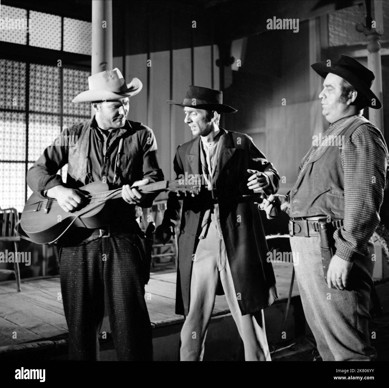 Charles H. Gray, Aaron Spelling & Jacques AuBuchon Television: Gunsmoke (TV-série) personnages: Bob Gringle / ... (5 épisodes, 1956-1964), Weed Kindle (1 épisode, 1956), Bert Clum / ... (4 épisodes, 1956-1975) USA 1955-1975, 10 septembre 1955 **AVERTISSEMENT** cette photographie est destinée à un usage éditorial exclusif et est protégée par les droits d'auteur de CBS et/ou du photographe assigné par la Société du film ou de la production et ne peut être reproduite que par des publications en conjonction avec la promotion du film ci-dessus. Un crédit obligatoire pour CBS est requis Banque D'Images