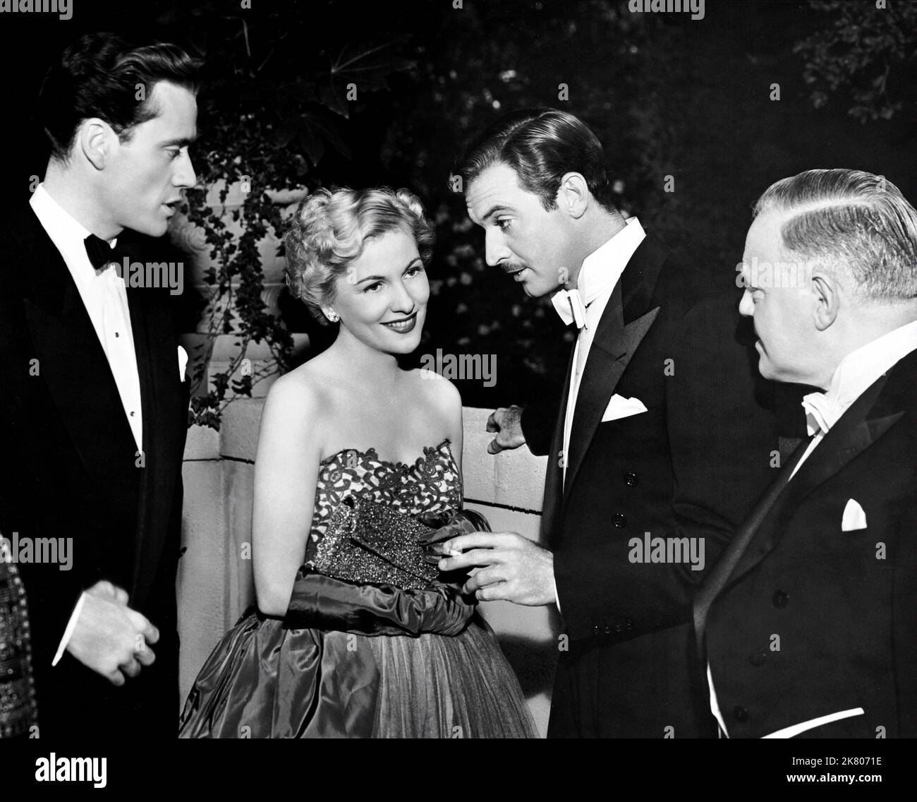 Mel Ferrer, Joan Fontaine & Zachary Scott film: Born to be Bad (USA 1950) personnages: Gobby, Christabel, Curtis / Literaturverfilmung (basé sur le livre "All Kneeling" d'Anne Parrish) Directeur: Nicholas Ray 31 août 1950 **AVERTISSEMENT** cette photographie est destinée à un usage éditorial exclusif et est protégée par les droits d'auteur de RKO RADIO PICTURES et/ou du photographe assigné par la Société de film ou de production et ne peut être reproduite que par des publications en conjonction avec la promotion du film ci-dessus. Un crédit obligatoire pour LES IMAGES DE LA RADIO RKO est requis. Le photographe doit également être crédité lorsqu'il est connu. Pas de comm Banque D'Images
