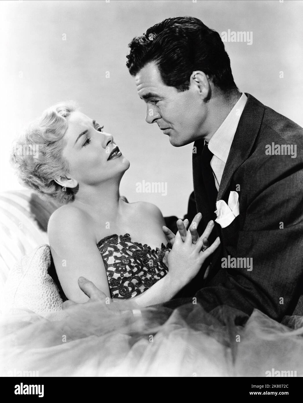 Joan Fontaine & Robert Ryan film: Born to be Bad (USA 1950) personnages: Christabel, Nick / Literaturverfilmung (basé sur le livre "All Kneeling" d'Anne Parrish) Directeur: Nicholas Ray 31 août 1950 **AVERTISSEMENT** cette photographie est destinée à un usage éditorial exclusif et est protégée par les droits d'auteur de RKO RADIO PICTURES et/ou du photographe assigné par la Société de film ou de production et ne peut être reproduite que par des publications en conjonction avec la promotion du film ci-dessus. Un crédit obligatoire pour LES IMAGES DE LA RADIO RKO est requis. Le photographe doit également être crédité lorsqu'il est connu. Aucune utilisation commerciale ne peut être accordée Banque D'Images