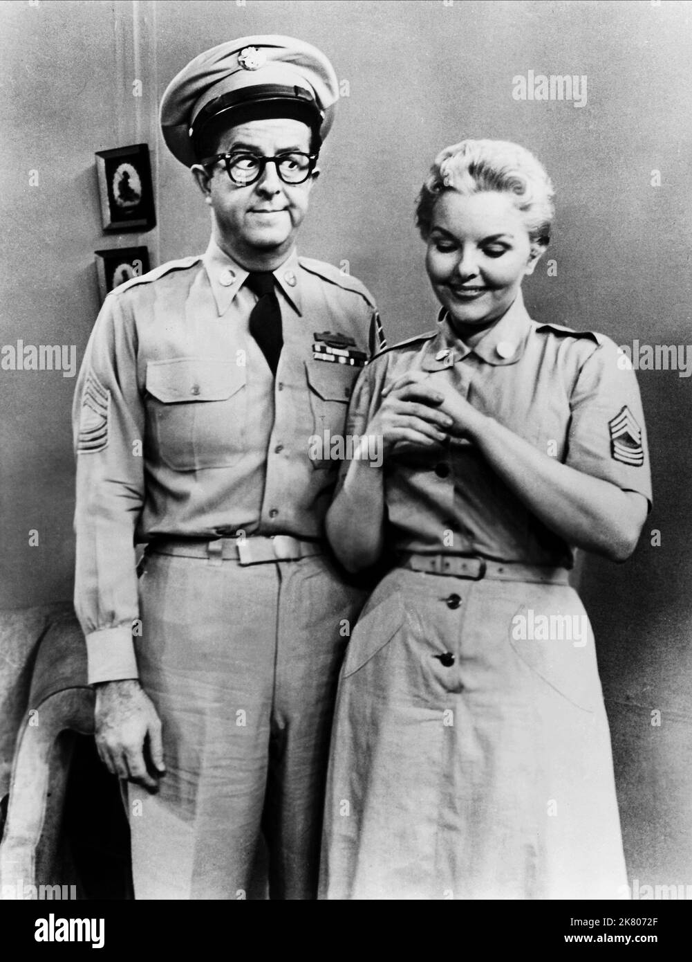 Phil Silvers et Elisabeth Fraser Television: The Phil Silvers Show; Sergent Bilko (TV-série) personnages: MSGT. Ernest G. Bilko, MSGT. Joan Hogan USA 1955-1959, 20 septembre 1955 **AVERTISSEMENT** cette photographie est à usage éditorial exclusif et est le droit d'auteur de CBS et/ou le photographe assigné par la Société de film ou de production et ne peut être reproduite que par des publications dans le cadre de la promotion du film ci-dessus. Un crédit obligatoire pour CBS est requis. Le photographe doit également être crédité lorsqu'il est connu. Aucune utilisation commerciale ne peut être accordée sans l'autorisation écrite de la Société du film. Banque D'Images