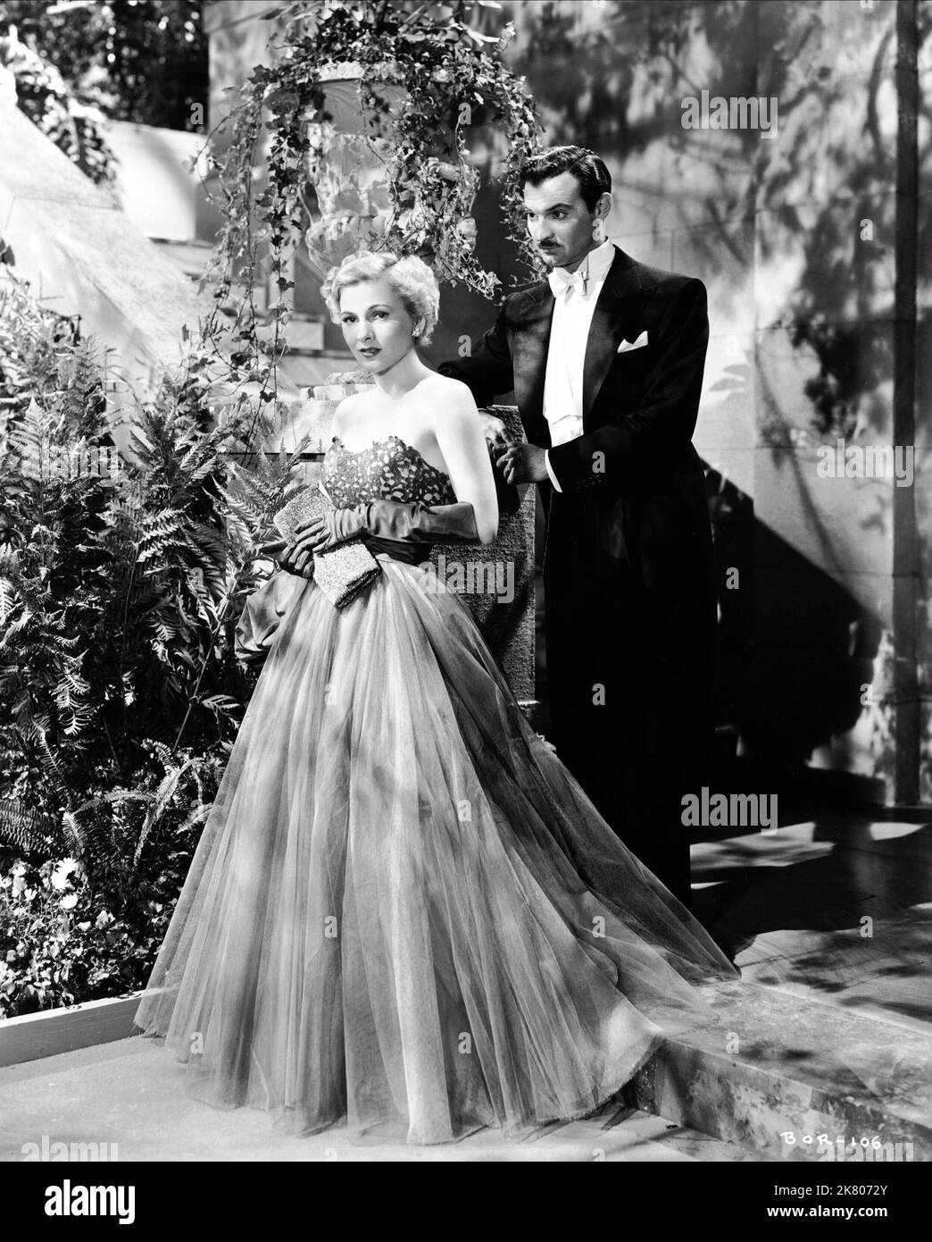 Joan Fontaine & Zachary Scott film: Born to be Bad (USA 1950) personnages: Christabel, Curtis / Literaturverfilmung (basé sur le livre "All Kneeling" d'Anne Parrish) Directeur: Nicholas Ray 31 août 1950 **AVERTISSEMENT** cette photographie est destinée à un usage éditorial exclusif et est protégée par les droits d'auteur de RKO RADIO PICTURES et/ou du photographe assigné par la Société de film ou de production et ne peut être reproduite que par des publications en conjonction avec la promotion du film ci-dessus. Un crédit obligatoire pour LES IMAGES DE LA RADIO RKO est requis. Le photographe doit également être crédité lorsqu'il est connu. Aucune utilisation commerciale ne peut être g Banque D'Images