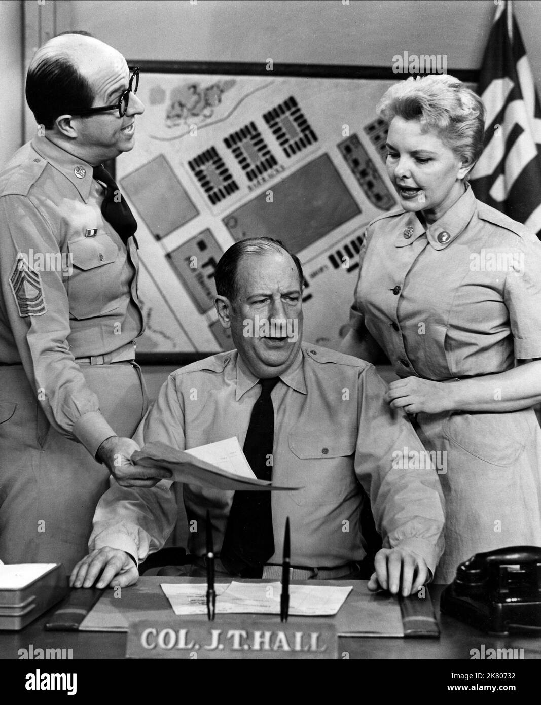 Phil Silvers, Paul Ford et Elisabeth Fraser Television: The Phil Silvers Show; Sergent Bilko (TV-Serie) personnages: MSGT. Ernest G. Bilko, Col. John T. Hall, MSGT. Joan Hogan USA 1955-1959, 20 septembre 1955 **AVERTISSEMENT** cette photographie est à usage éditorial exclusif et est le droit d'auteur de CBS et/ou le photographe assigné par la Société de film ou de production et ne peut être reproduite que par des publications dans le cadre de la promotion du film ci-dessus. Un crédit obligatoire pour CBS est requis. Le photographe doit également être crédité lorsqu'il est connu. Aucune utilisation commerciale ne peut être accordée sans aut écrit Banque D'Images