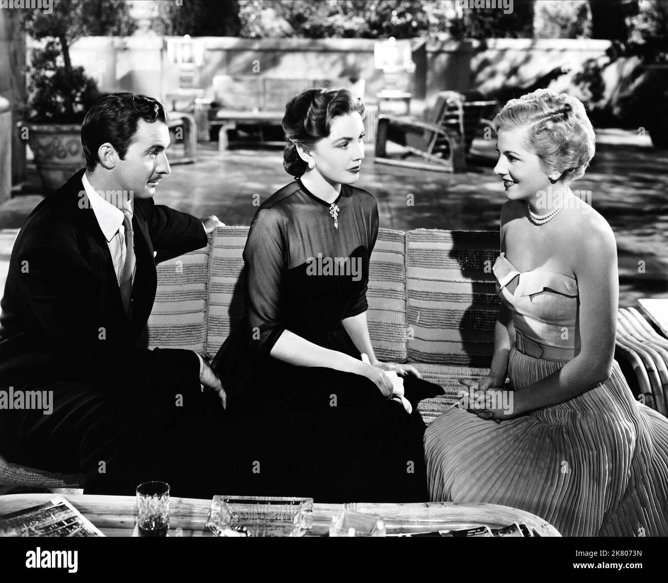 Zachary Scott, Joan Leslie & Joan Fontaine film: Born to be Bad (USA 1950) personnages: Curtis, Donna, Christabel / Literaturverfilmung (basé sur le livre 'All Kneeling' d'Anne Parrish) Directeur: Nicholas Ray 31 août 1950 **AVERTISSEMENT** cette photographie est destinée à un usage éditorial exclusif et est protégée par les droits d'auteur de RKO RADIO PICTURES et/ou du photographe assigné par la Société de film ou de production et ne peut être reproduite que par des publications en conjonction avec la promotion du film ci-dessus. Un crédit obligatoire pour LES IMAGES DE LA RADIO RKO est requis. Le photographe doit également être crédité lorsqu'il est connu. Pas de com Banque D'Images