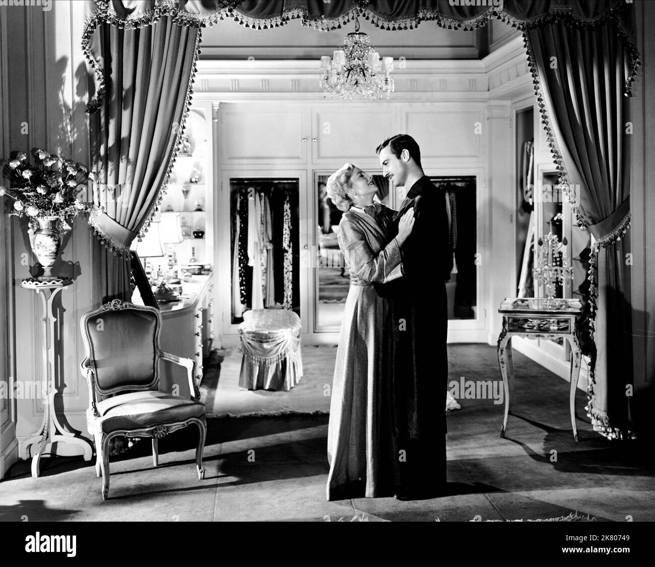 Joan Fontaine & Zachary Scott film: Born to be Bad (USA 1950) personnages: Christabel, Curtis / Literaturverfilmung (basé sur le livre "All Kneeling" d'Anne Parrish) Directeur: Nicholas Ray 31 août 1950 **AVERTISSEMENT** cette photographie est destinée à un usage éditorial exclusif et est protégée par les droits d'auteur de RKO RADIO PICTURES et/ou du photographe assigné par la Société de film ou de production et ne peut être reproduite que par des publications en conjonction avec la promotion du film ci-dessus. Un crédit obligatoire pour LES IMAGES DE LA RADIO RKO est requis. Le photographe doit également être crédité lorsqu'il est connu. Aucune utilisation commerciale ne peut être g Banque D'Images