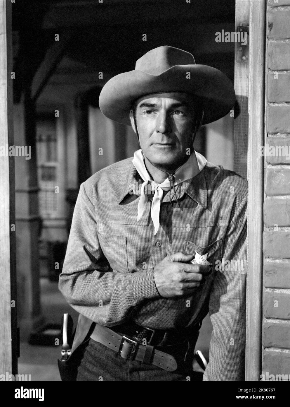 Randolph Scott film: Colt .45 (1950) personnages: Steve Farrell Directeur: Edwin L. Marin 27 mai 1950 **AVERTISSEMENT** cette photographie est à usage éditorial exclusif et est le copyright de WARNER BROS et/ou le photographe assigné par la Société du film ou de la production et ne peut être reproduite que par des publications dans le cadre de la promotion du film ci-dessus. Un crédit obligatoire pour WARNER BROS est requis. Le photographe doit également être crédité lorsqu'il est connu. Aucune utilisation commerciale ne peut être accordée sans l'autorisation écrite de la Société du film. Banque D'Images