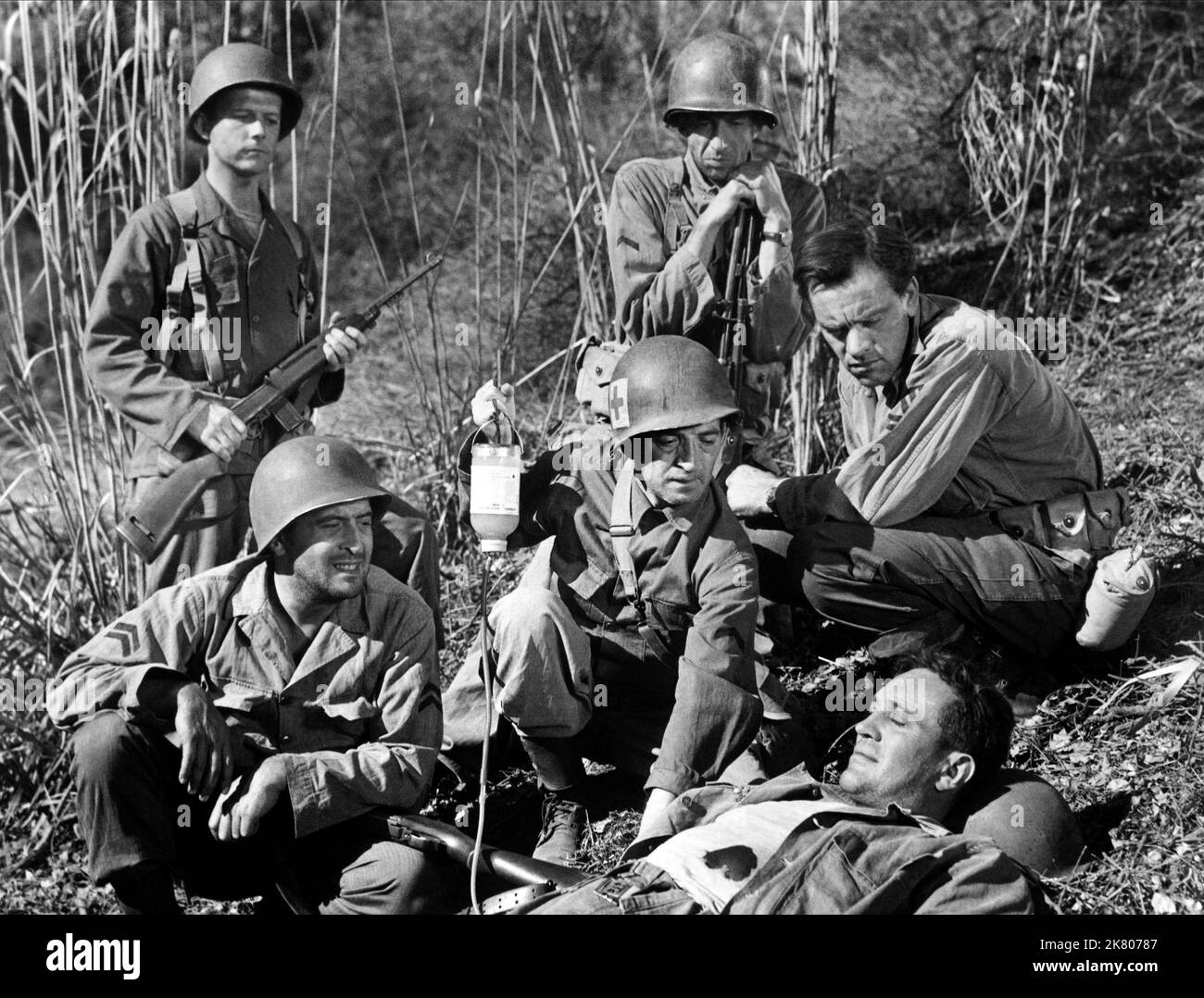 George E. Stone film: Combat Squad (1956) personnages: Medic Brown Directeur: CY Roth 01 octobre 1953 **AVERTISSEMENT** cette photographie est destinée à un usage éditorial exclusif et est protégée par les droits d'auteur des PRODUCTIONS de JACK BRODER et/ou du photographe attribué par la Société de film ou de production et ne peut être reproduite que par des publications dans le cadre de la promotion du film ci-dessus. Un crédit obligatoire pour LES PRODUCTIONS JACK BRODER est requis. Le photographe doit également être crédité lorsqu'il est connu. Aucune utilisation commerciale ne peut être accordée sans l'autorisation écrite de la Société du film. Banque D'Images