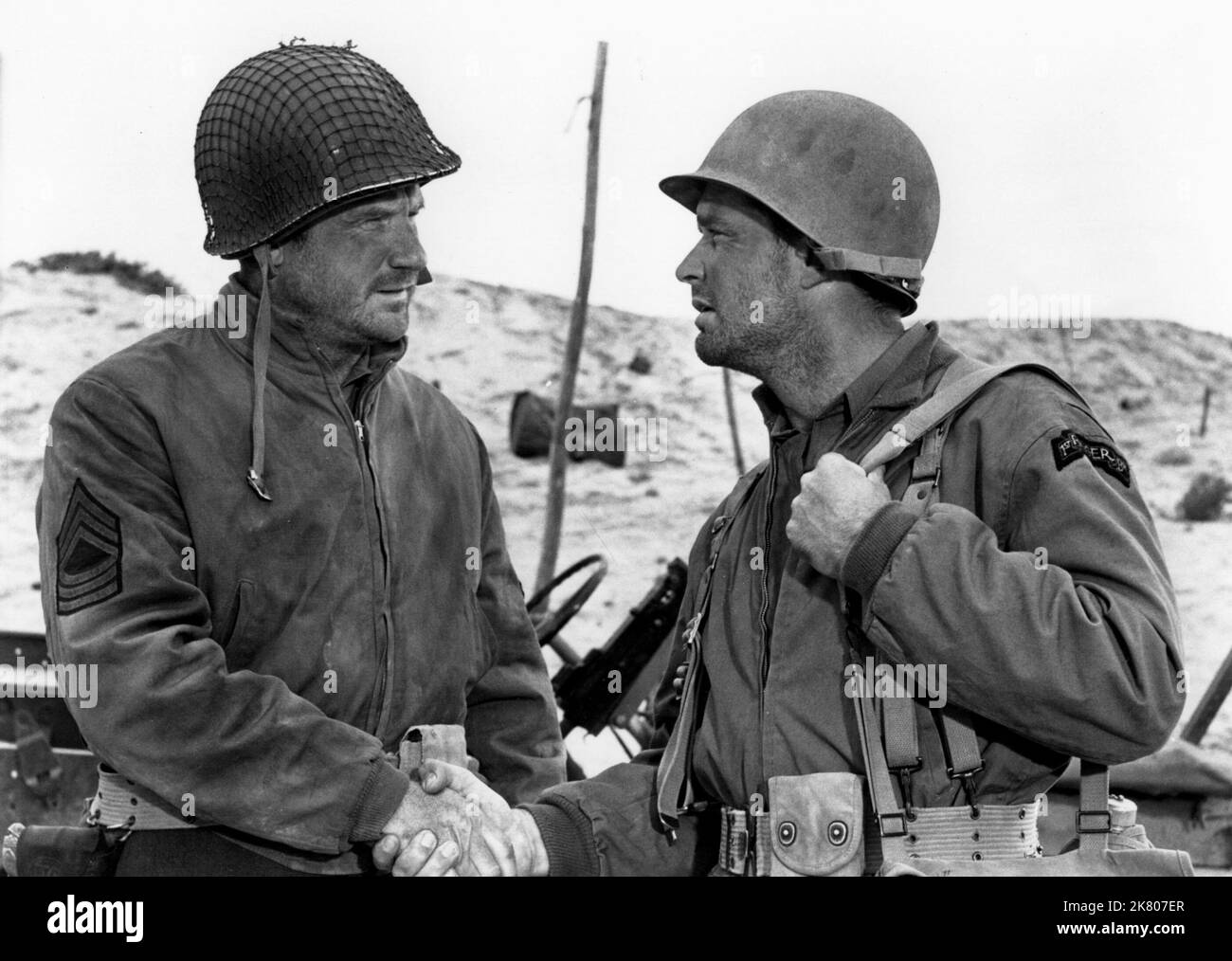 Jack Warden & James Garner film: Darby'S Rangers; The Young Invaders (1953) personnages: MSgt. Saul Rosen / narrateur, Col. William Orlando Darby Directeur : William A. Wellman 12 février 1958 **AVERTISSEMENT** cette photographie est à usage éditorial exclusif et est le copyright de WARNER BROS et/ou le photographe assigné par la Société de film ou de production et ne peut être reproduite que par des publications dans le cadre de la promotion du film ci-dessus. Un crédit obligatoire pour WARNER BROS est requis. Le photographe doit également être crédité lorsqu'il est connu. Aucune utilisation commerciale ne peut être accordée sans autorisation écrite Banque D'Images