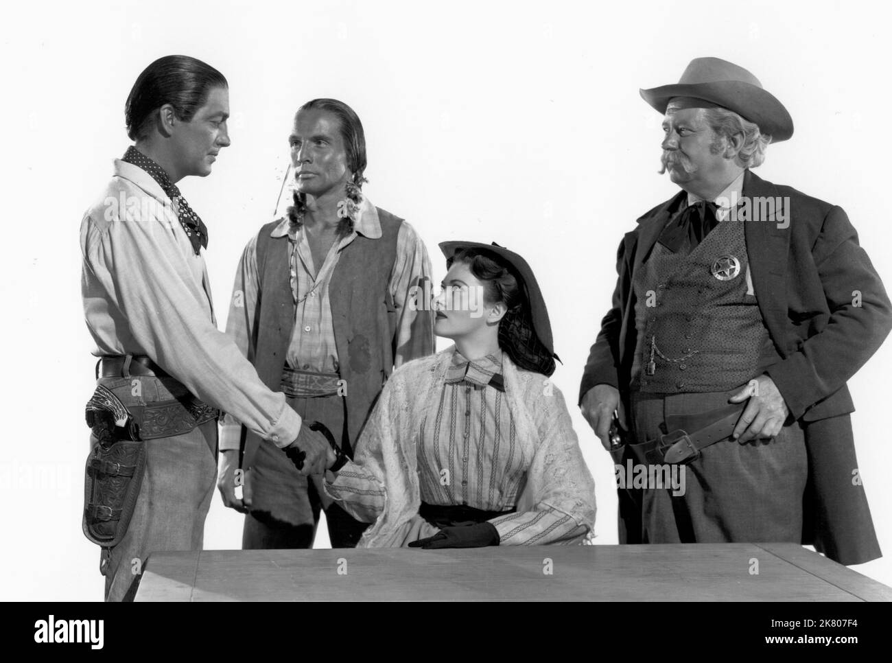 Robert Taylor, James Mitchell, Paula Raymond & Edgar Buchanan film: DeviL'S doorway (1950) personnages: Lance Poole, Red Rock, Orrie Masters, Zeke Carmody Directeur: Anthony Mann 15 septembre 1950 **AVERTISSEMENT** cette photographie est destinée à un usage éditorial exclusif et est le droit d'auteur de MGM et/ou du photographe attribué par la Société de film ou de production et ne peut être reproduite que par des publications en conjonction avec la promotion du film ci-dessus. Un crédit obligatoire pour MGM est requis. Le photographe doit également être crédité lorsqu'il est connu. Aucune utilisation commerciale ne peut être accordée sans l'autorisation écrite de t Banque D'Images