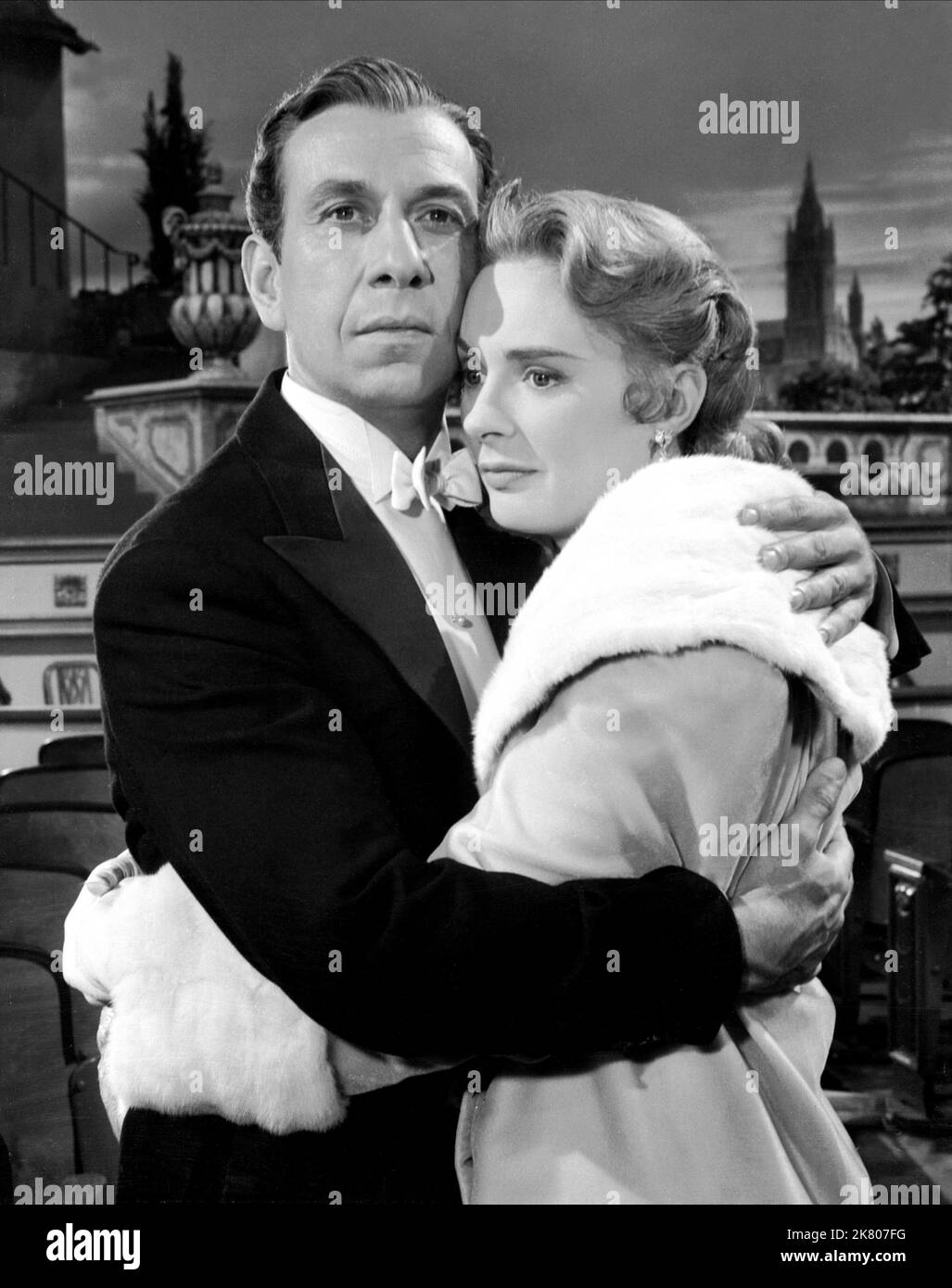 Jose Ferrer & Doe Avedon film Deep in My Heart (USA 1954) personnages : Sigmund Romberg, Lillian Harris Romberg réalisateur : Stanley Donen 09 décembre 1954 **AVERTISSEMENT** cette photographie est à usage éditorial seulement et est la propriété de MGM et/ou du photographe assigné par la société de production et ne peut être reproduite que par des publications en liaison avec la promotion du film ci-dessus. Un crédit obligatoire à MGM est requis. Le photographe doit également être crédité lorsqu'il est connu. Aucune utilisation commerciale ne peut être accordée sans autorisation écrite de The film Company. Banque D'Images