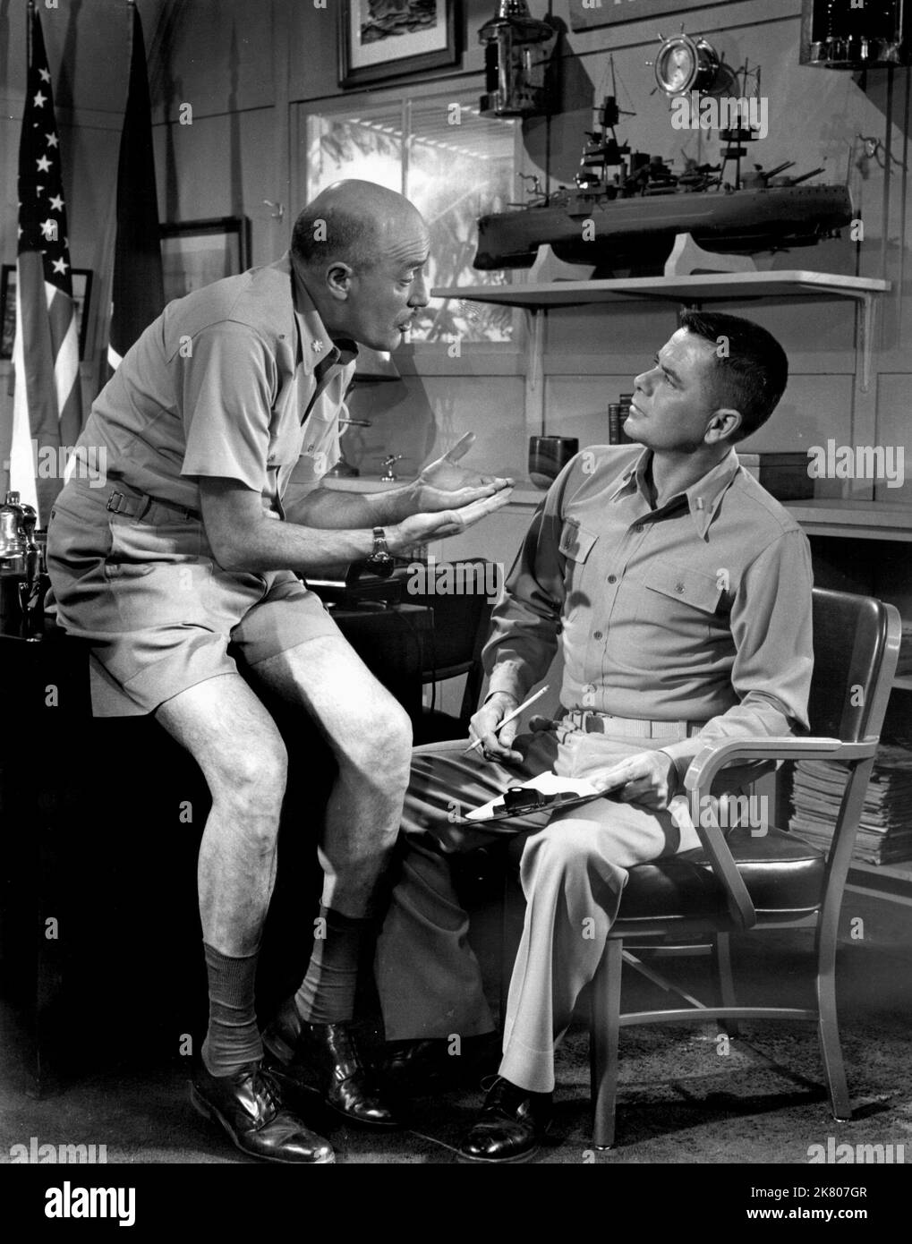 Fred Clark & Glenn Ford film Don't Go Near the Water (1957) personnages : Lt. Cmdt. Clinton T. Nash, Lt. J.G. Max Siegel réalisateur : Charles Walters 14 novembre 1957 **AVERTISSEMENT** cette photographie est à usage éditorial exclusif et est protégée par les droits d'auteur de MGM et/ou du photographe désigné par le film ou la société de production et ne peut être reproduite que par des publications en liaison avec la promotion du film ci-dessus. Un crédit obligatoire à MGM est requis. Le photographe doit également être crédité lorsqu'il est connu. Aucune utilisation commerciale ne peut être accordée sans autorisation écrite de The film Company. Banque D'Images