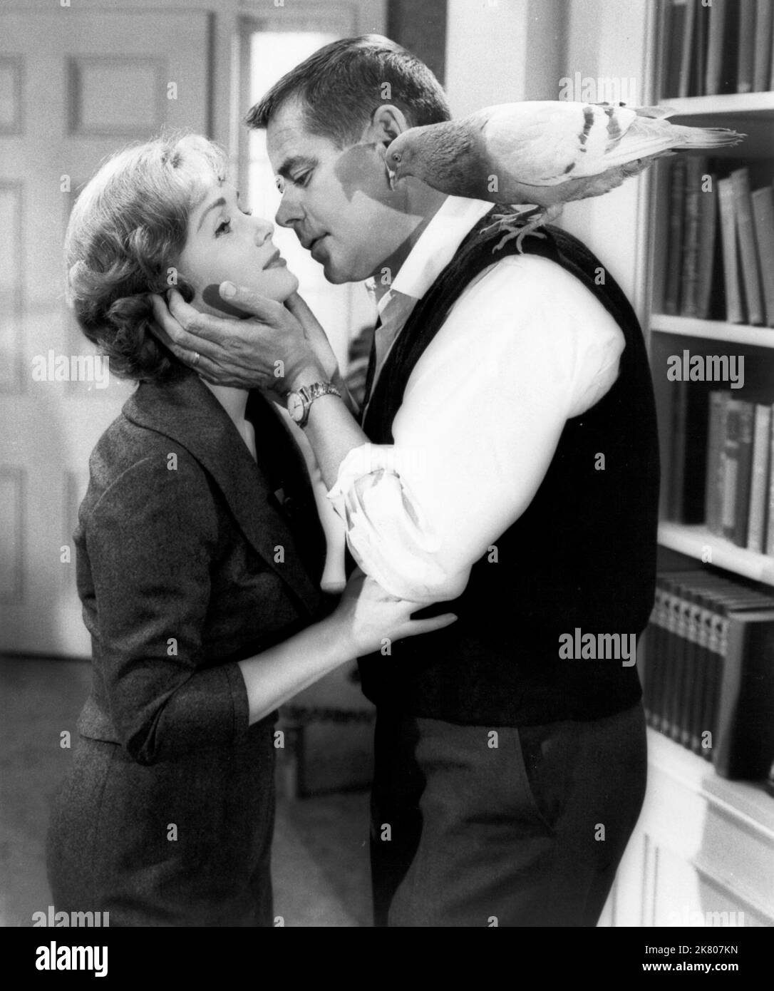 Debbie Reynolds & Glenn Ford film The Gazebo (1956) personnages : Nell Nash, Elliott Nash réalisateur : George Marshall 18 décembre 1959 **AVERTISSEMENT** cette photographie est réservée à un usage éditorial et est la propriété de MGM et/ou du photographe assigné par The film or production Company et ne peut être reproduite que par des publications en liaison avec la promotion du film ci-dessus. Un crédit obligatoire à MGM est requis. Le photographe doit également être crédité lorsqu'il est connu. Aucune utilisation commerciale ne peut être accordée sans autorisation écrite de The film Company. Banque D'Images