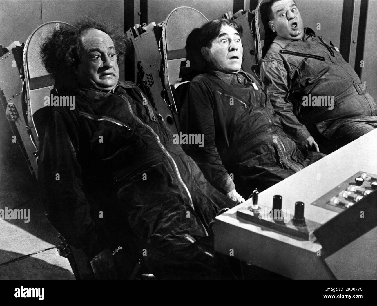 Larry Fine, Moe Howard & Joe Derita film: Are Rocket -- will Travel (1959) personnages: Larry, Moe, Cully-Joe Directeur: David Lowell Rich 01 août 1959 **AVERTISSEMENT** cette photographie est destinée à un usage éditorial exclusif et est protégée par les droits d'auteur de COLUMBIA et/ou du photographe assigné par la Société de film ou de production et ne peut être reproduite que par des publications en conjonction avec la promotion du film ci-dessus. Un crédit obligatoire pour LA COLOMBIE est requis. Le photographe doit également être crédité lorsqu'il est connu. Aucune utilisation commerciale ne peut être accordée sans l'autorisation écrite de la Société du film. Banque D'Images