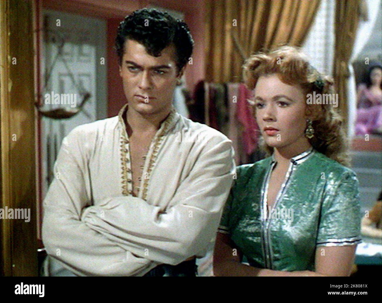 Tony Curtis & Piper Laurie film: Son of Ali Baba (1958) personnages: Kashma Baba & Princess Azura of Fès / Kiki Directeur: Kurt Neumann 15 août 1952 **AVERTISSEMENT** cette photographie est destinée à un usage éditorial exclusif et est le copyright d'Uni et/ou du photographe assigné par la Société de film ou de production et ne peut être reproduite que par des publications en conjonction avec la promotion du film ci-dessus. Un crédit obligatoire pour Uni est requis. Le photographe doit également être crédité lorsqu'il est connu. Aucune utilisation commerciale ne peut être accordée sans l'autorisation écrite de la Société du film. Banque D'Images