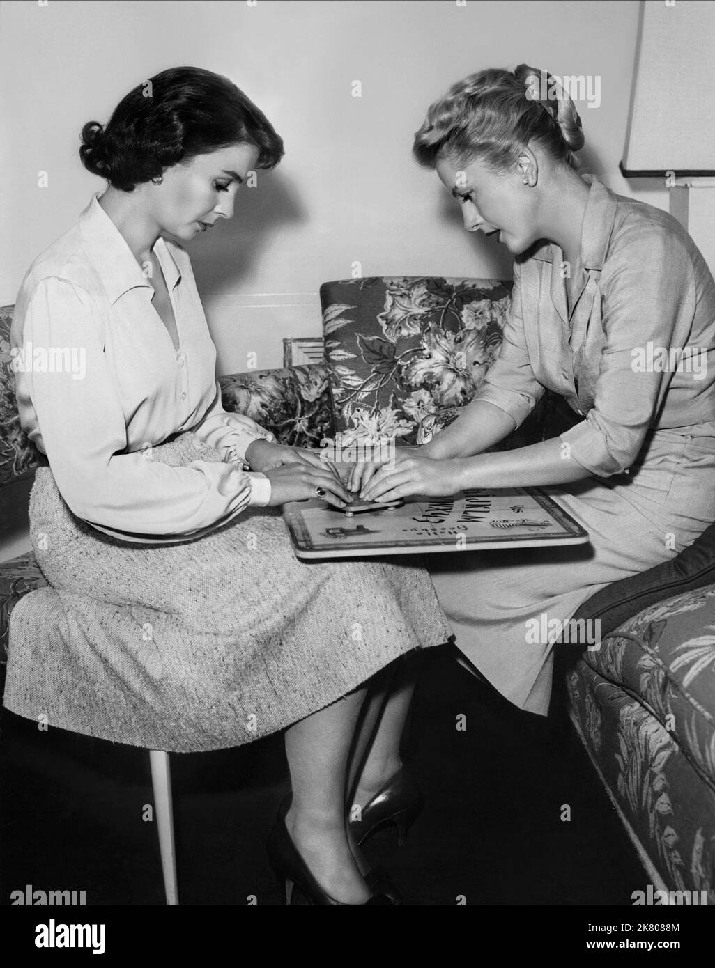 Jean Simmons & Joan Fontaine film Until They Sail (USA 1957) personnages : Barbara Leslie Forbes & Anne Leslie réalisateur : Robert Wise 08 octobre 1957 **AVERTISSEMENT** cette photographie est à usage éditorial exclusif et est la propriété de MGM et/ou du photographe assigné par la société de production et ne peut être reproduite que par des publications en liaison avec la promotion du film ci-dessus. Un crédit obligatoire à MGM est requis. Le photographe doit également être crédité lorsqu'il est connu. Aucune utilisation commerciale ne peut être accordée sans autorisation écrite de The film Company. Banque D'Images