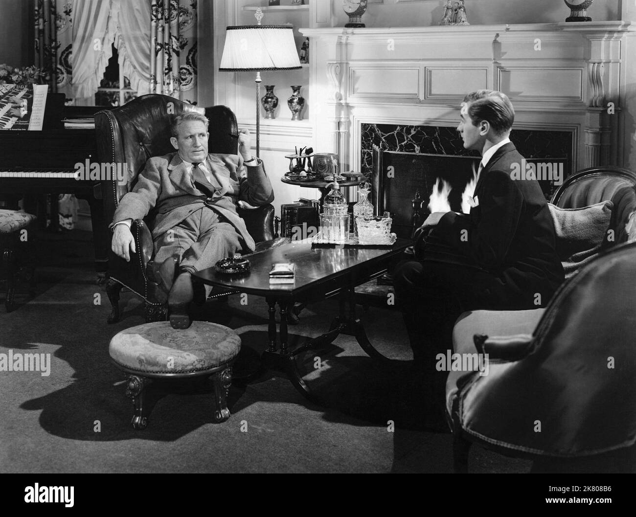 Spencer Tracy & Don Taylor film Père de la mariée (USA 1950) personnages : Stanley T. Banks & Buckley Dunstan réalisateur : Vincente Minnelli 16 juin 1950 **AVERTISSEMENT** cette photographie est à usage éditorial exclusif et est la propriété de MGM et/ou du photographe assigné par la société de production et ne peut être reproduite que par des publications en liaison avec la promotion du film ci-dessus. Un crédit obligatoire à MGM est requis. Le photographe doit également être crédité lorsqu'il est connu. Aucune utilisation commerciale ne peut être accordée sans autorisation écrite de The film Company. Banque D'Images