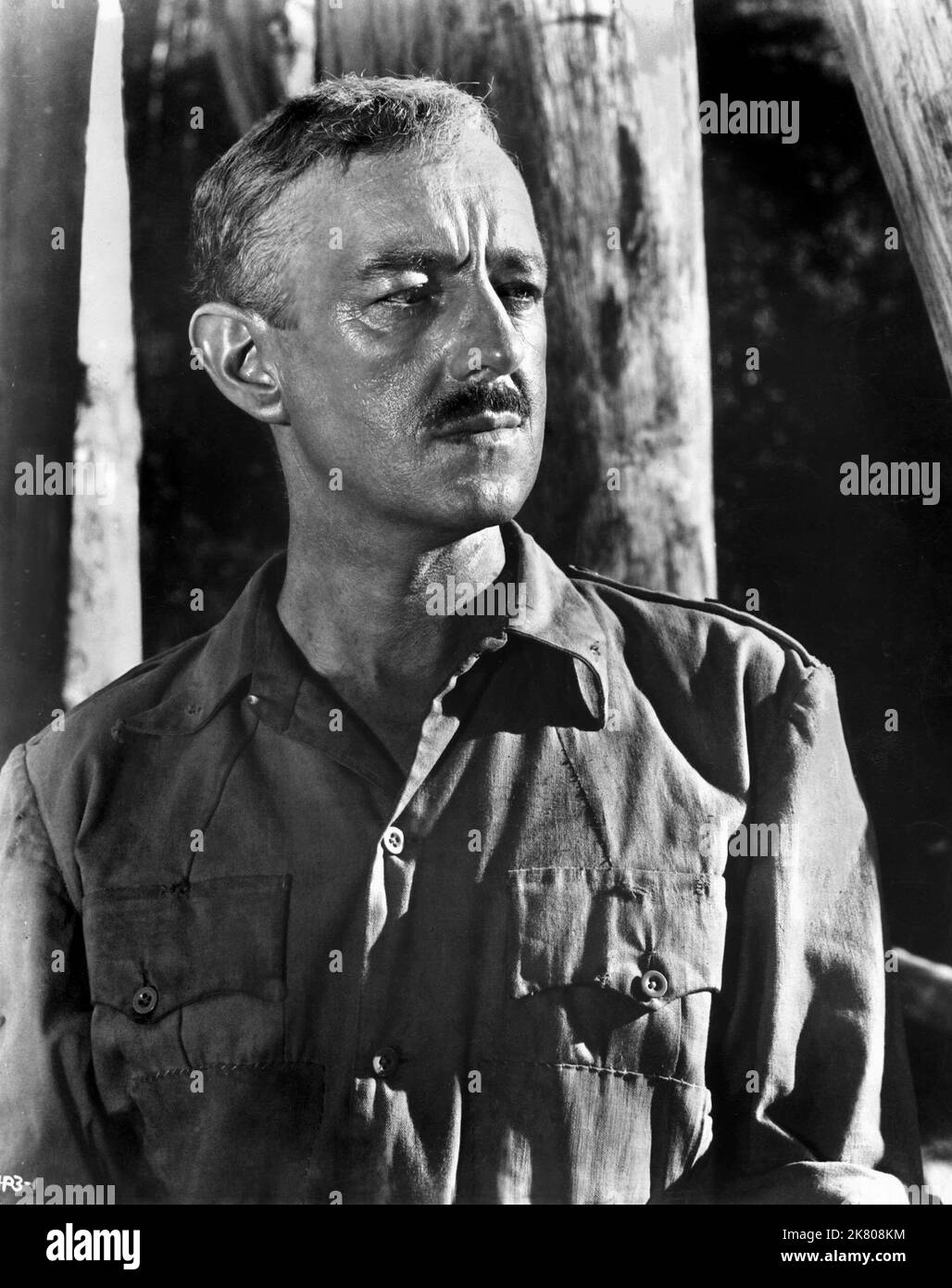 Alec Guinness film: The Bridge on the River Kwai (1956) personnages: Colonel Nicholson Directeur: David Lean 02 octobre 1957 **AVERTISSEMENT** cette photographie est à usage éditorial exclusif et est le copyright de COLUMBIA et/ou le photographe assigné par la Société de film ou de production et ne peut être reproduite que par des publications dans le cadre de la promotion du film ci-dessus. Un crédit obligatoire pour LA COLOMBIE est requis. Le photographe doit également être crédité lorsqu'il est connu. Aucune utilisation commerciale ne peut être accordée sans l'autorisation écrite de la Société du film. Banque D'Images