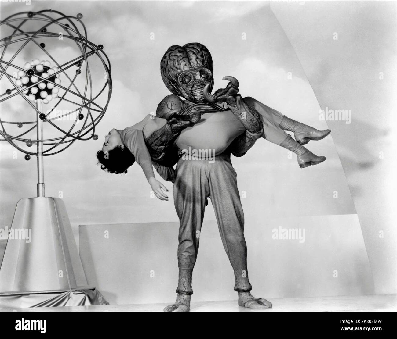 Faith Domergue & Alien film This Island Earth (1957) personnages : Dr Ruth Adams & 01 juin 1955 **AVERTISSEMENT** cette photographie est à usage éditorial seulement et est la propriété intellectuelle de UI et/ou du photographe désigné par The film or production Company et ne peut être reproduite que par des publications en conjonction avec la promotion du film ci-dessus. Un crédit obligatoire à l'interface utilisateur est requis. Le photographe doit également être crédité lorsqu'il est connu. Aucune utilisation commerciale ne peut être accordée sans autorisation écrite de The film Company. Banque D'Images