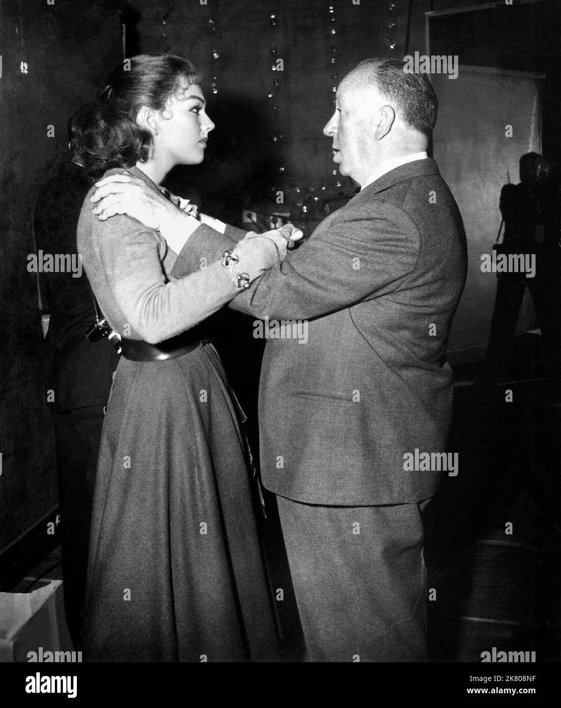 Kim Novak & Alfred Hitchcock film: Vertigo (USA 1958) personnages: Madeleine Elster & Man marchant devant le bureau d'Elster Directeur: Alfred Hitchcock 09 mai 1958 **AVERTISSEMENT** cette photographie est destinée à un usage éditorial uniquement et est le copyright des IMAGES PARAMOUNT et/ou le photographe assigné par la Société de film ou de production et ne peut être reproduite que par des publications en conjonction avec la promotion du film ci-dessus. Un crédit obligatoire pour LES PHOTOS PARAMOUNT est requis. Le photographe doit également être crédité lorsqu'il est connu. Aucune utilisation commerciale ne peut être accordée sans l'autorisation écrite du film Banque D'Images