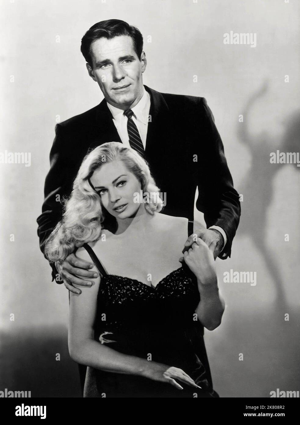 Anita Ekberg & Phil Carey film: Screaming Mimi (USA 1958) personnages: Virginia Wilson / Yolanda Lange & Director: GERD Oswald 25 juin 1958 **AVERTISSEMENT** cette photographie est destinée à un usage éditorial exclusif et est protégée par les droits d'auteur de COLUMBIA et/ou du photographe assigné par la Société du film ou de la production et ne peut être reproduite que par des publications dans le cadre de la promotion du film ci-dessus. Un crédit obligatoire pour LA COLOMBIE est requis. Le photographe doit également être crédité lorsqu'il est connu. Aucune utilisation commerciale ne peut être accordée sans l'autorisation écrite de la Société du film. Banque D'Images