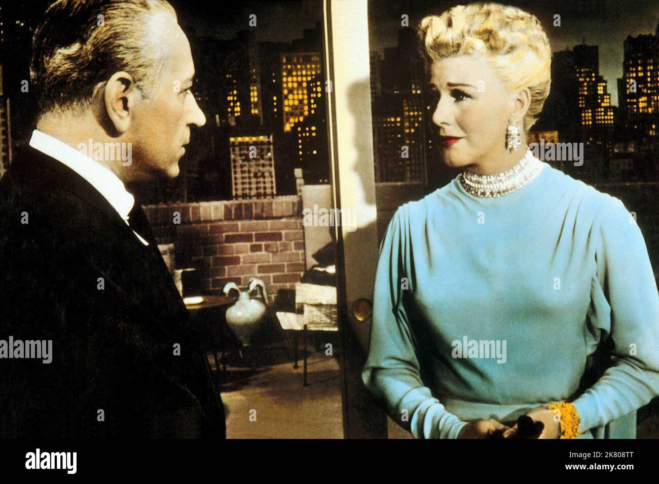 George Raft & Ginger Rogers film: Black Widow (USA 1954) personnages: Détective Lt. C.a. Bruce et Carlotta « Lottie » Marin Directeur : Nunnally Johnson 27 octobre 1954 **AVERTISSEMENT** cette photographie est destinée à un usage éditorial seulement et est le droit d'auteur de 20th CENTURY FOX et/ou le photographe assigné par la Société de film ou de production et ne peut être reproduite que par des publications dans le cadre de la promotion du film ci-dessus. Un crédit obligatoire à 20th CENTURY FOX est requis. Le photographe doit également être crédité lorsqu'il est connu. Aucune utilisation commerciale ne peut être accordée sans l'autorisation écrite du fil Banque D'Images