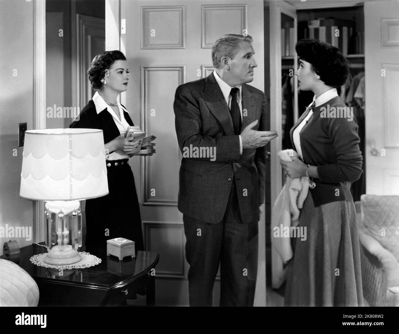 Joan Bennett, Spencer Tracy & Elizabeth Taylor film: Père de la mariée (USA 1950) personnages: Ellie Banks,Stanley T. Banks,Kay Banks Directeur: Vincente Minnelli 16 juin 1950 **AVERTISSEMENT** cette photographie est destinée à un usage éditorial exclusif et est protégée par les droits d'auteur de MGM et/ou du photographe attribué par la Société de film ou de production et ne peut être reproduite que par des publications dans le cadre de la promotion du film ci-dessus. Un crédit obligatoire pour MGM est requis. Le photographe doit également être crédité lorsqu'il est connu. Aucune utilisation commerciale ne peut être accordée sans l'autorisation écrite de la Société du film. Banque D'Images