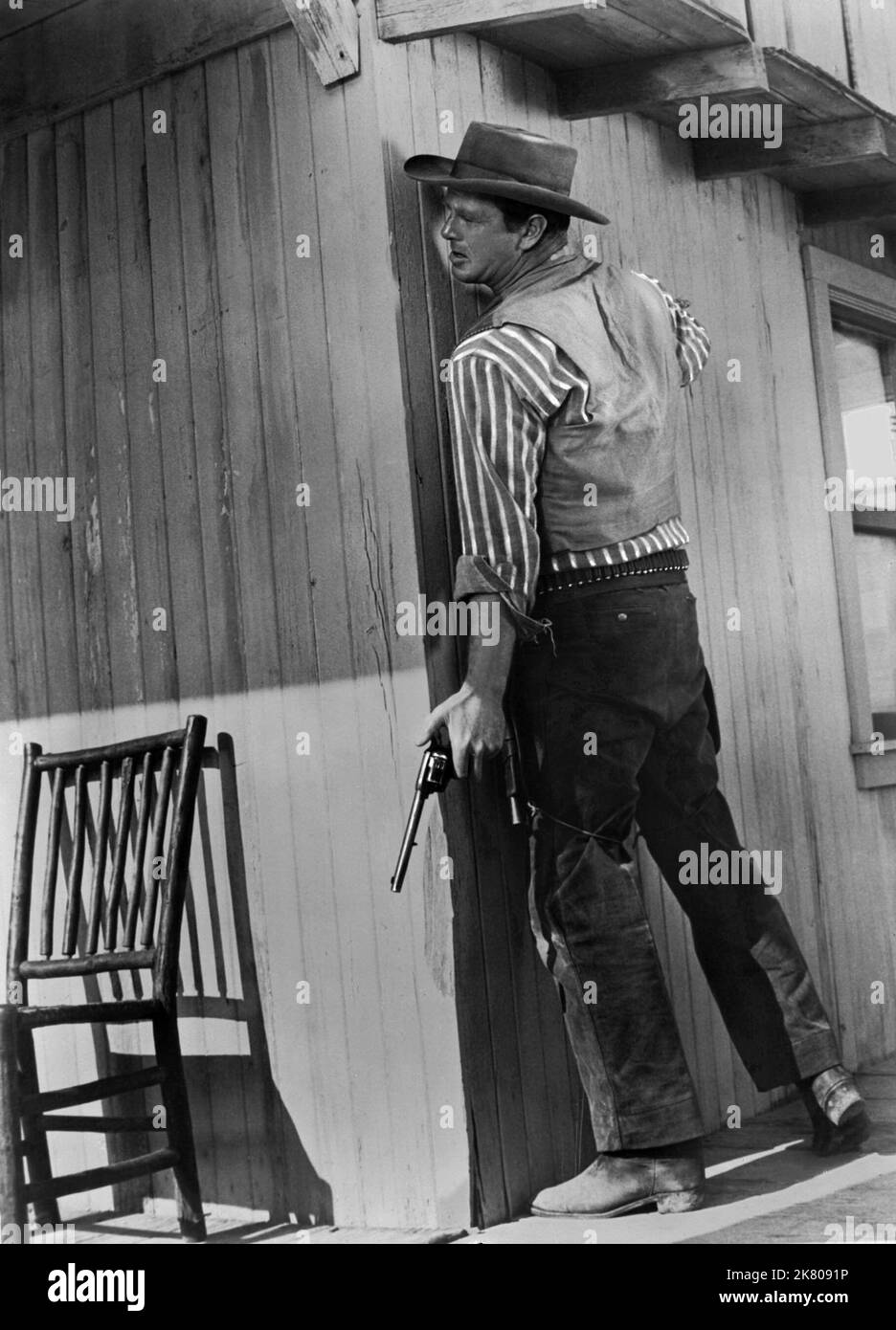 Sterling Hayden film Top Gun (1956) personnages : Rick Martin réalisateur : Ray Nazarro 23 avril 1955 **AVERTISSEMENT** cette photographie est réservée à un usage éditorial et est protégée par LES droits d'auteur de UNITED ARTISTS et/ou du photographe désigné par la société de production et ne peut être reproduite que par des publications en liaison avec la promotion du film ci-dessus. Un crédit obligatoire pour UNITED ARTISTS est requis. Le photographe doit également être crédité lorsqu'il est connu. Aucune utilisation commerciale ne peut être accordée sans autorisation écrite de The film Company. Banque D'Images